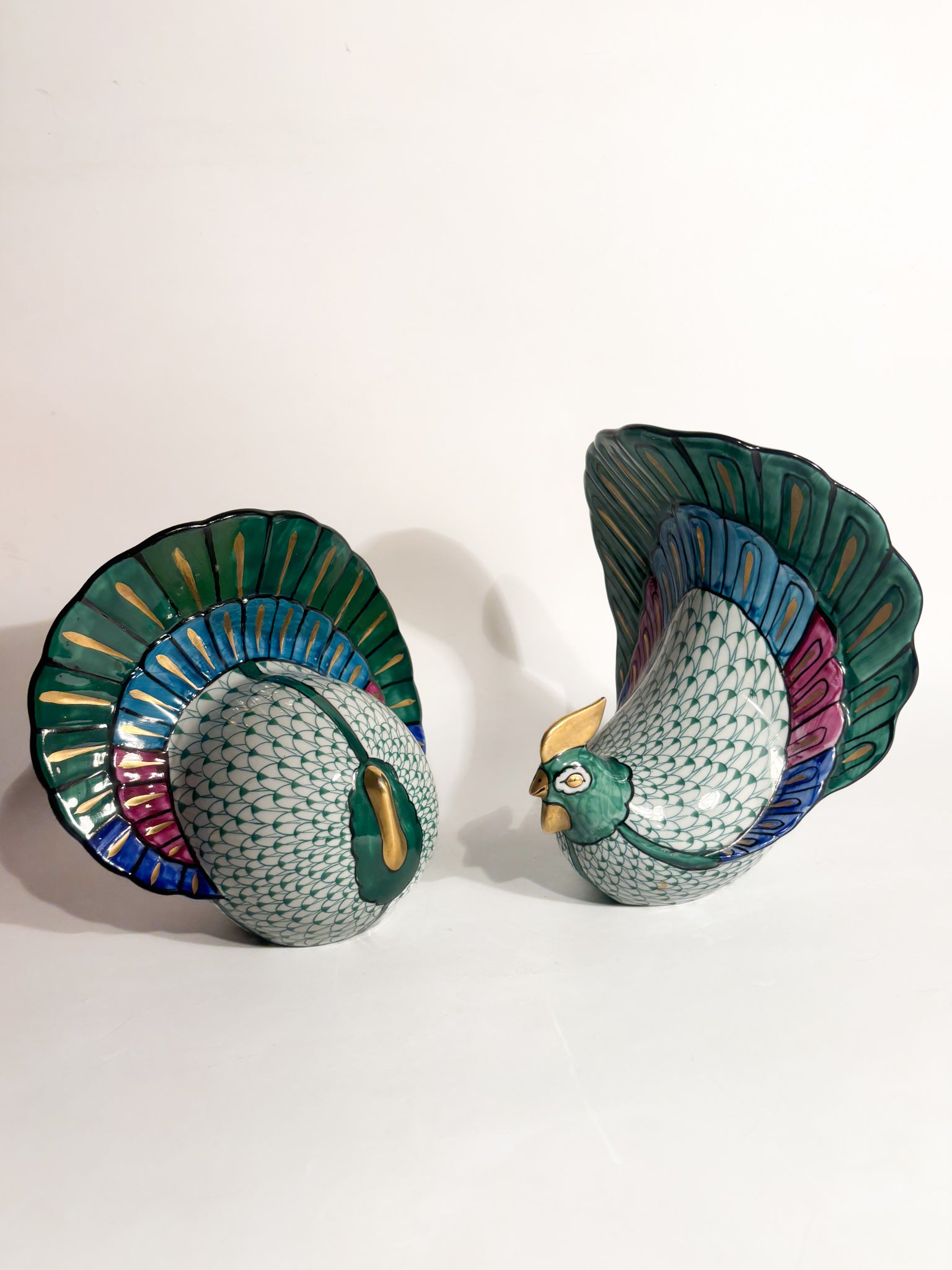 Coppia di Pavoni in Ceramica Dipinta a Mano Manifattura Artistica Le Porcellane Anni 70