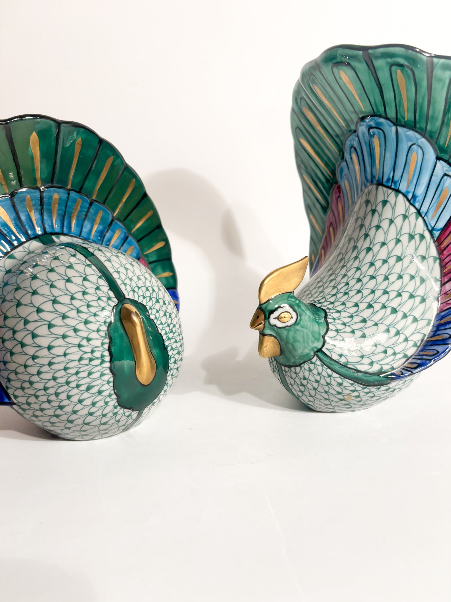 Coppia di Pavoni in Ceramica Dipinta a Mano Manifattura Artistica Le Porcellane Anni 70