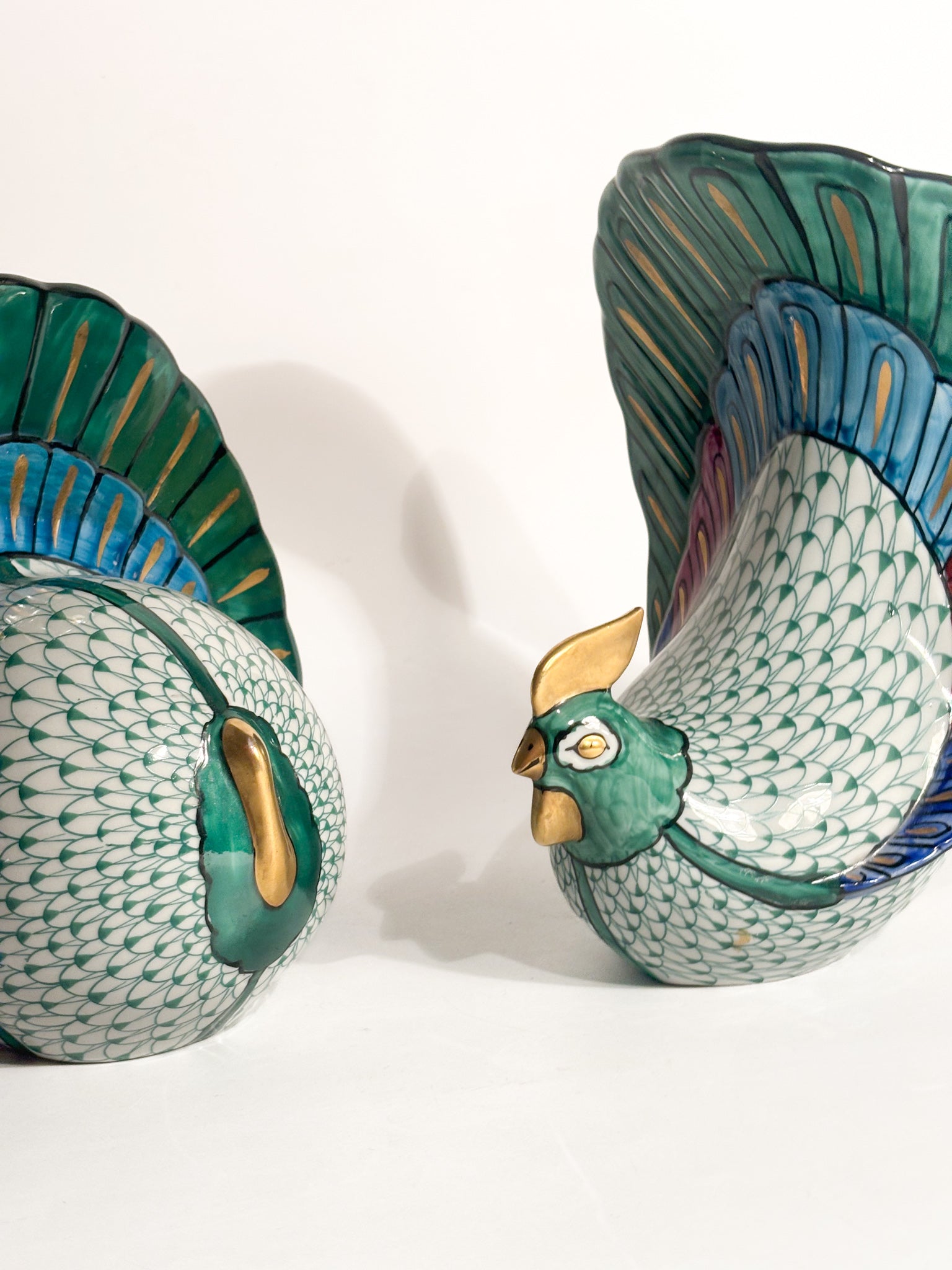 Coppia di Pavoni in Ceramica Dipinta a Mano Manifattura Artistica Le Porcellane Anni 70