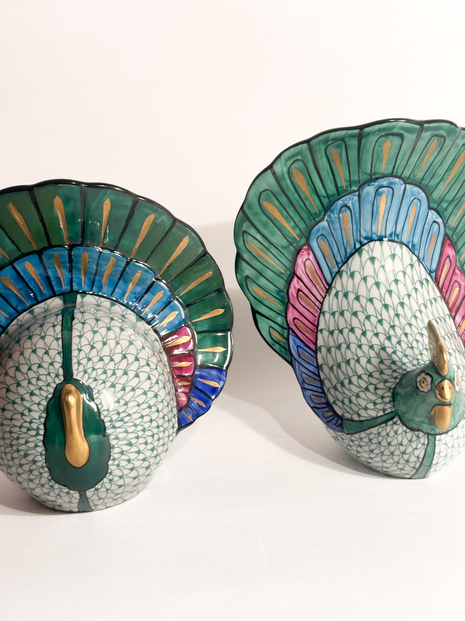 Coppia di Pavoni in Ceramica Dipinta a Mano Manifattura Artistica Le Porcellane Anni 70