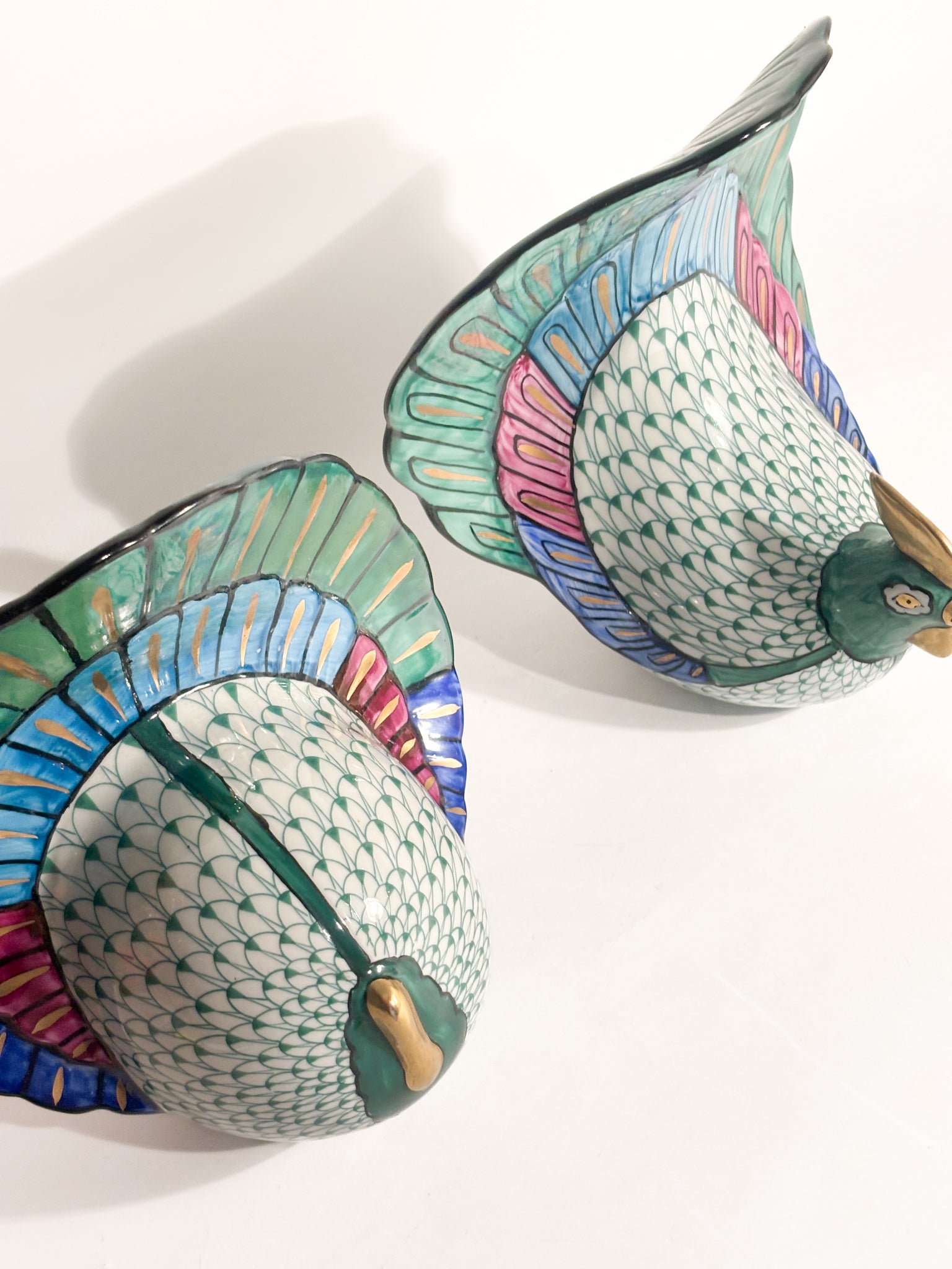 Coppia di Pavoni in Ceramica Dipinta a Mano Manifattura Artistica Le Porcellane Anni 70