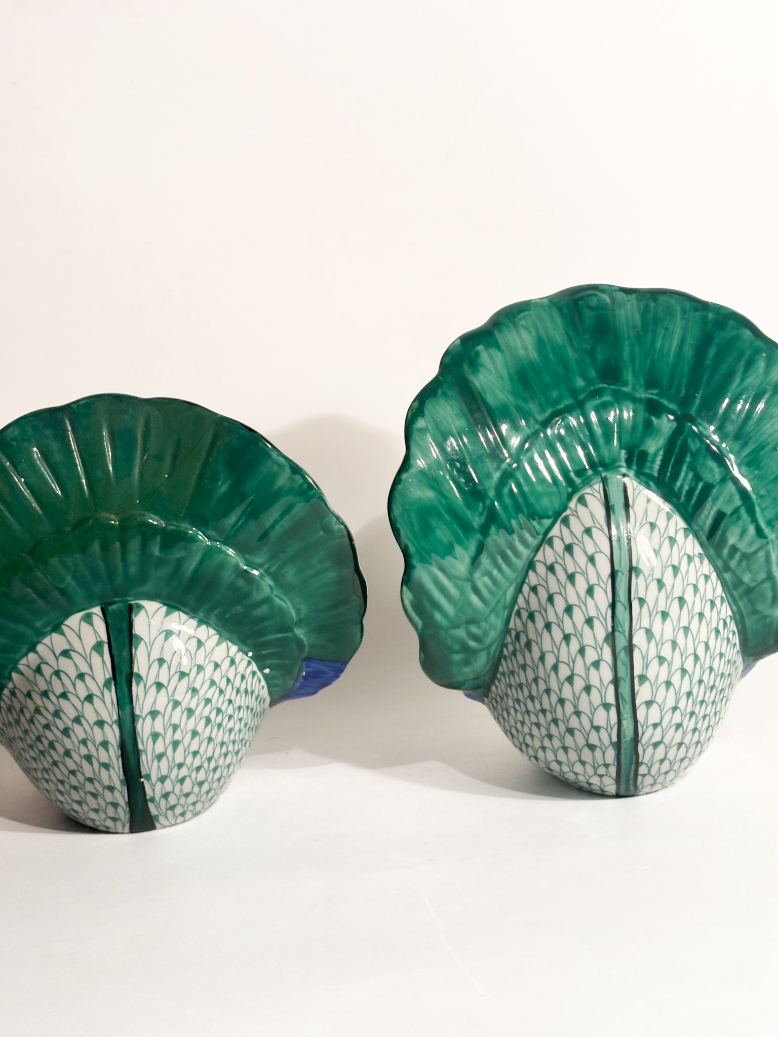 Coppia di Pavoni in Ceramica Dipinta a Mano Manifattura Artistica Le Porcellane Anni 70
