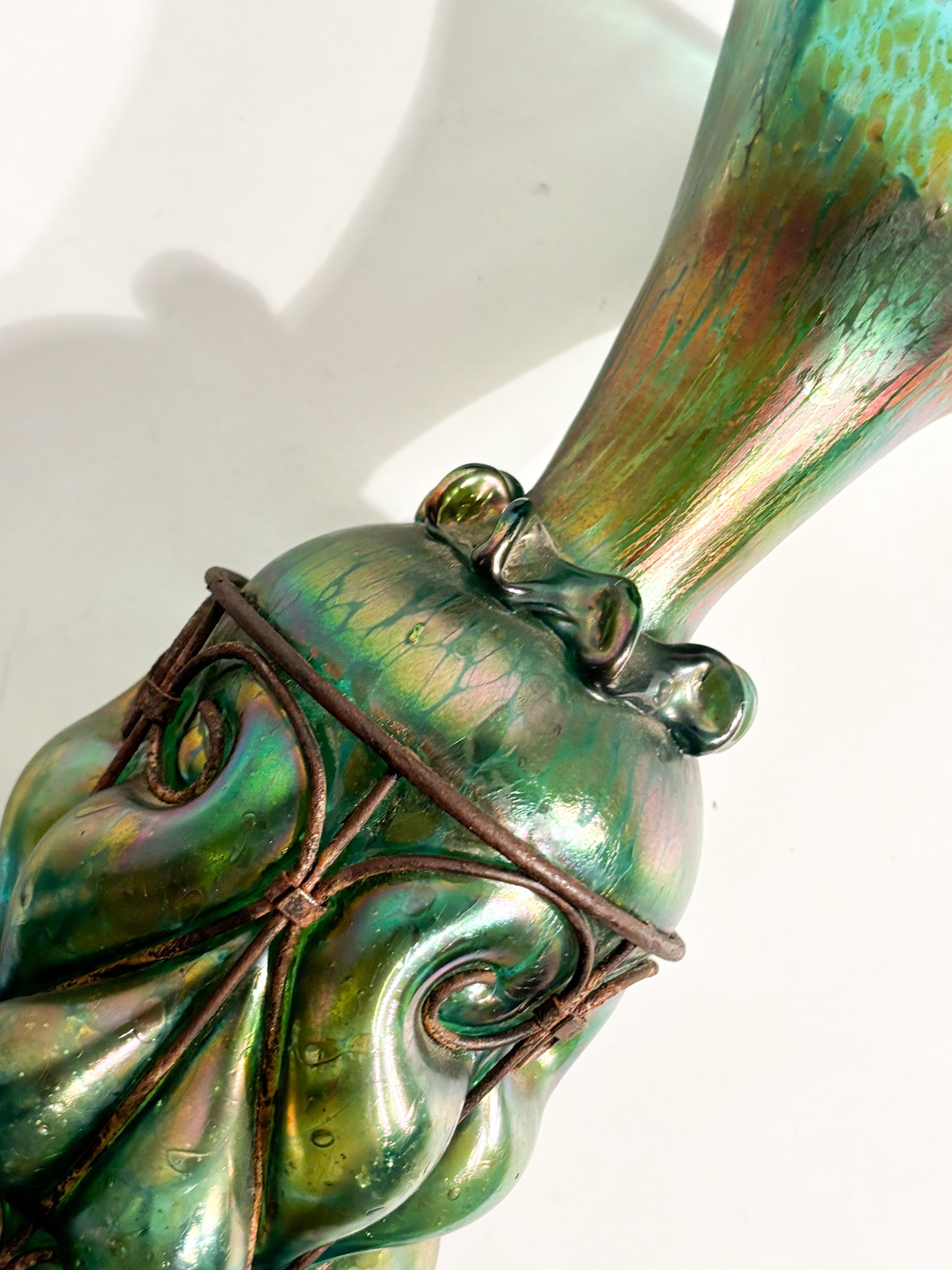 Coppia di Vasi in Vetro di Loetz e Ferro Battuto Anni 20