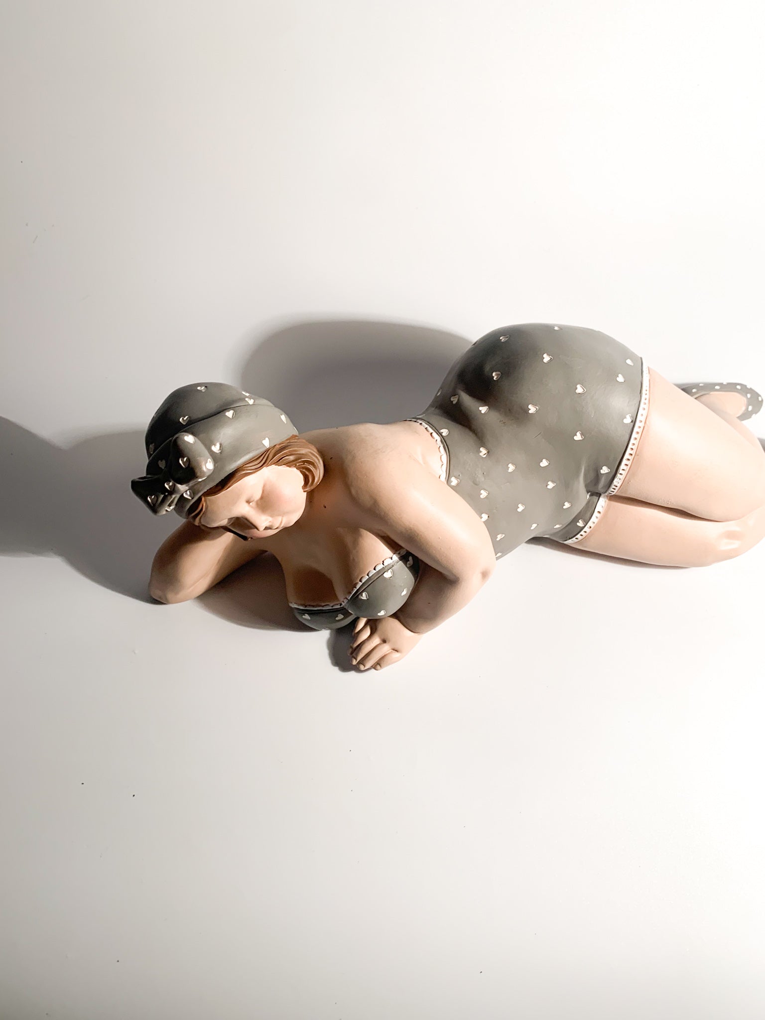 Scultura di Donna Sdraiata Attribuita a L'Acquilone Anni 2000