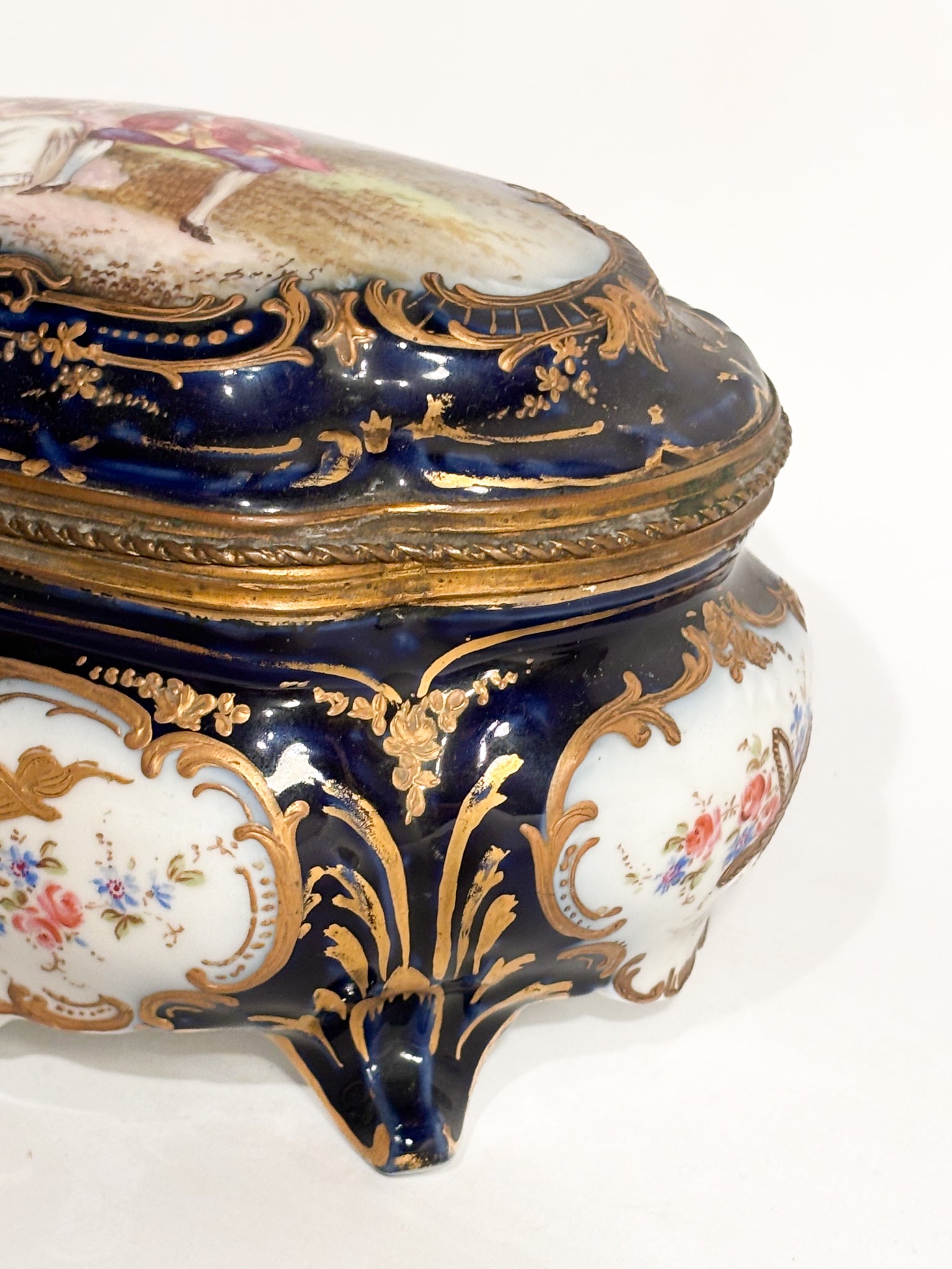 Scatola in Porcellana di Sèvres e Bronzo Dipinta a Mano del 1800