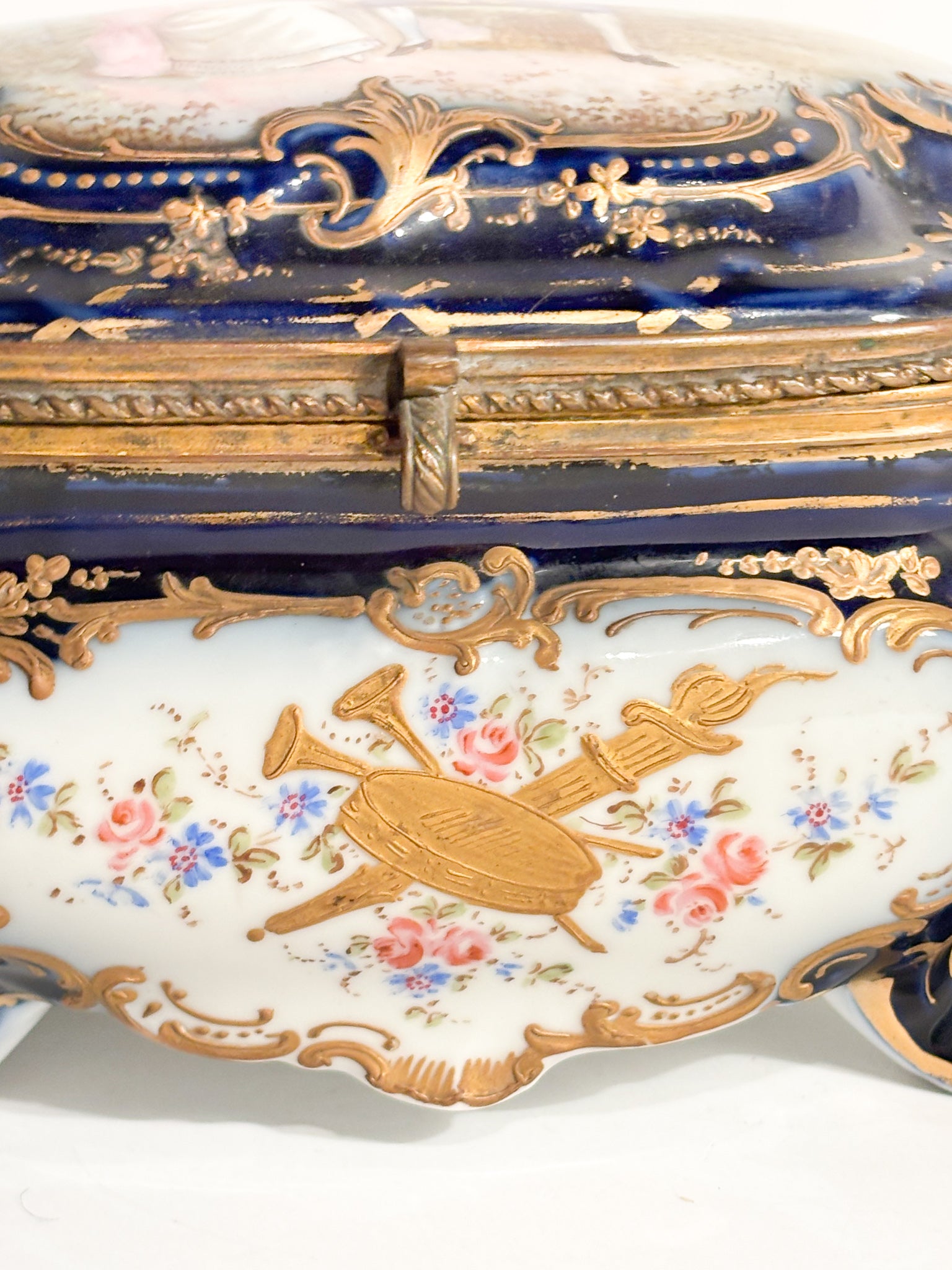 Scatola in Porcellana di Sèvres e Bronzo Dipinta a Mano del 1800