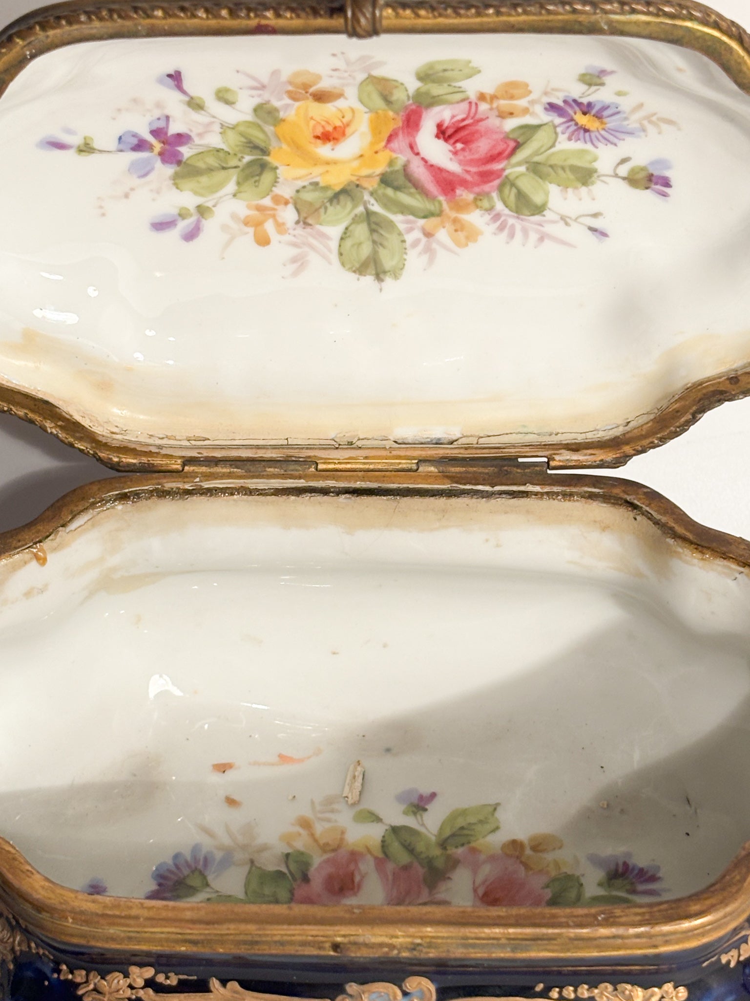 Scatola in Porcellana di Sèvres e Bronzo Dipinta a Mano del 1800