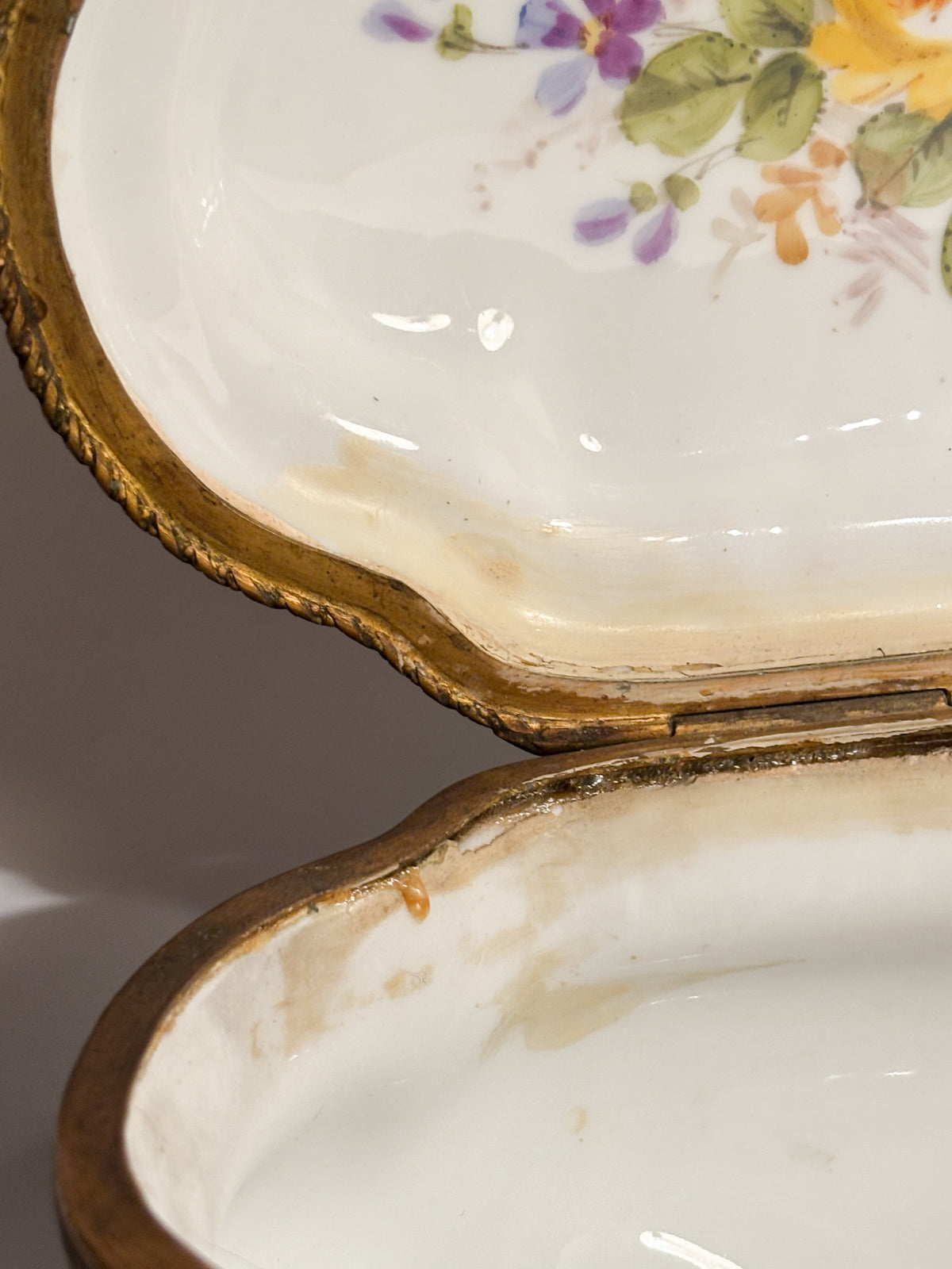 Scatola in Porcellana di Sèvres e Bronzo Dipinta a Mano del 1800