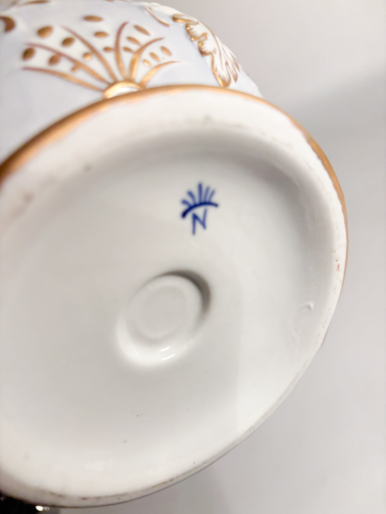 Teapot in Capodimonte Porcelain, Bronze and Fine 1800 Zecchino Gold