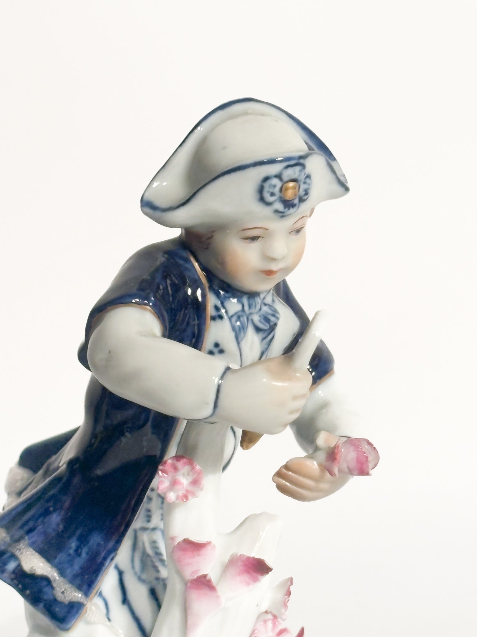 Statuina in Porcellana di Sevres di Giovane con Fiori Anni 40