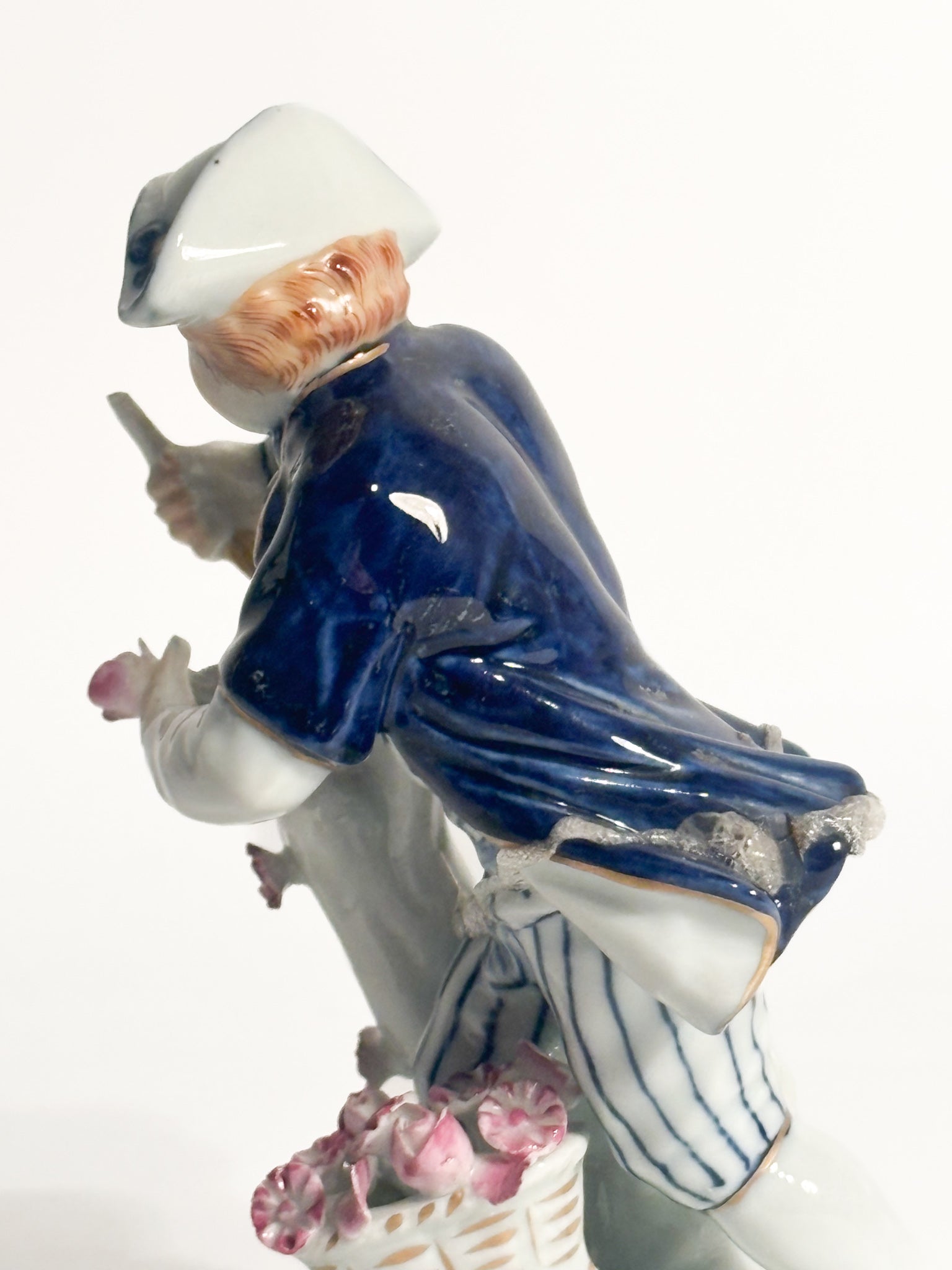 Statuina in Porcellana di Sevres di Giovane con Fiori Anni 40