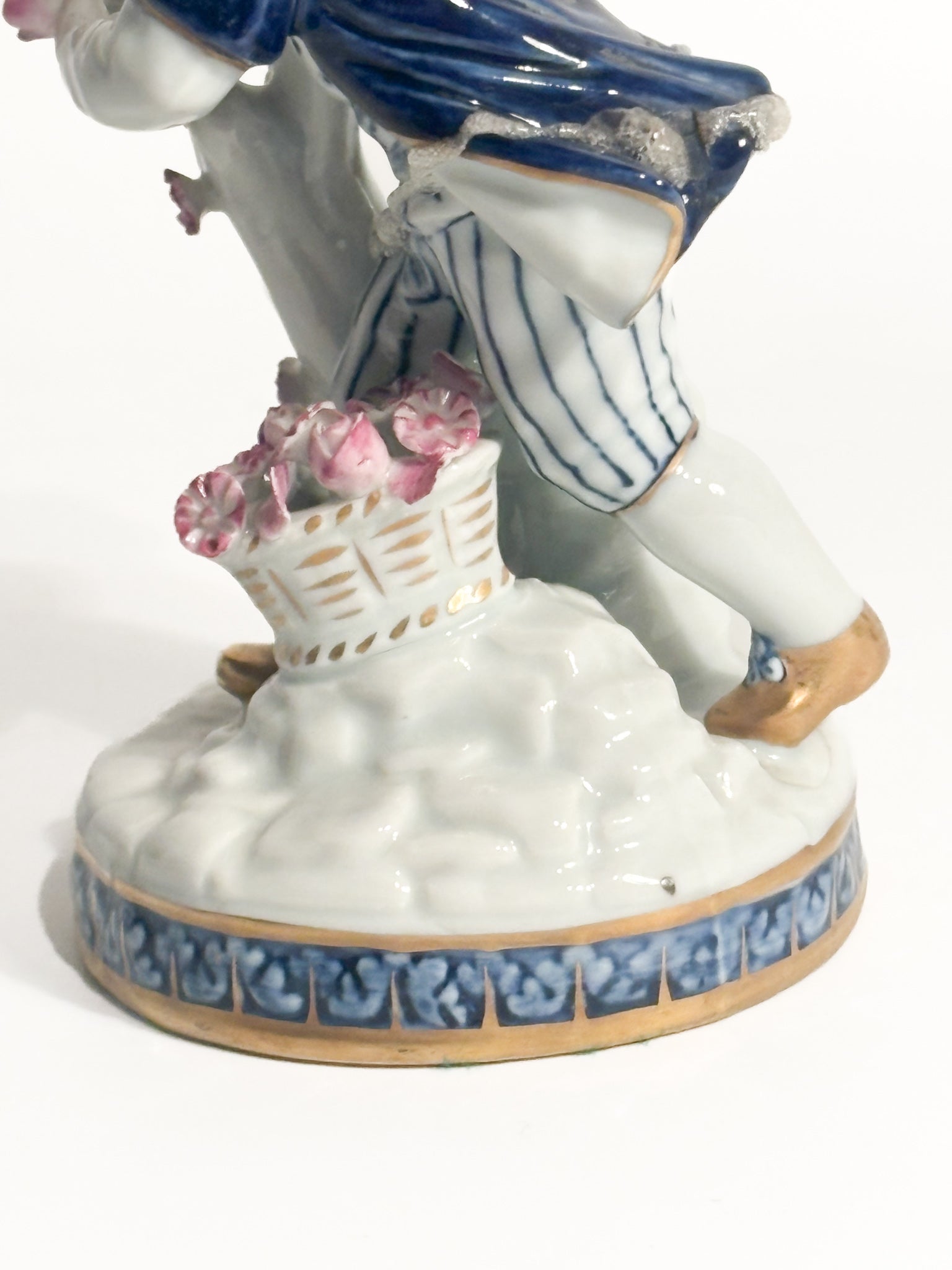 Statuina in Porcellana di Sevres di Giovane con Fiori Anni 40