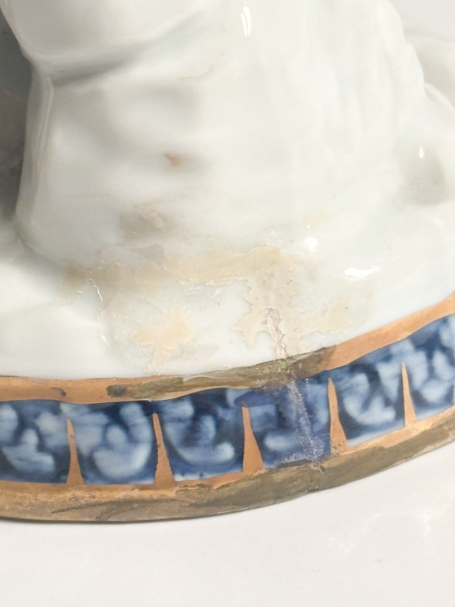 Statuina in Porcellana di Sevres di Giovane con Fiori Anni 40