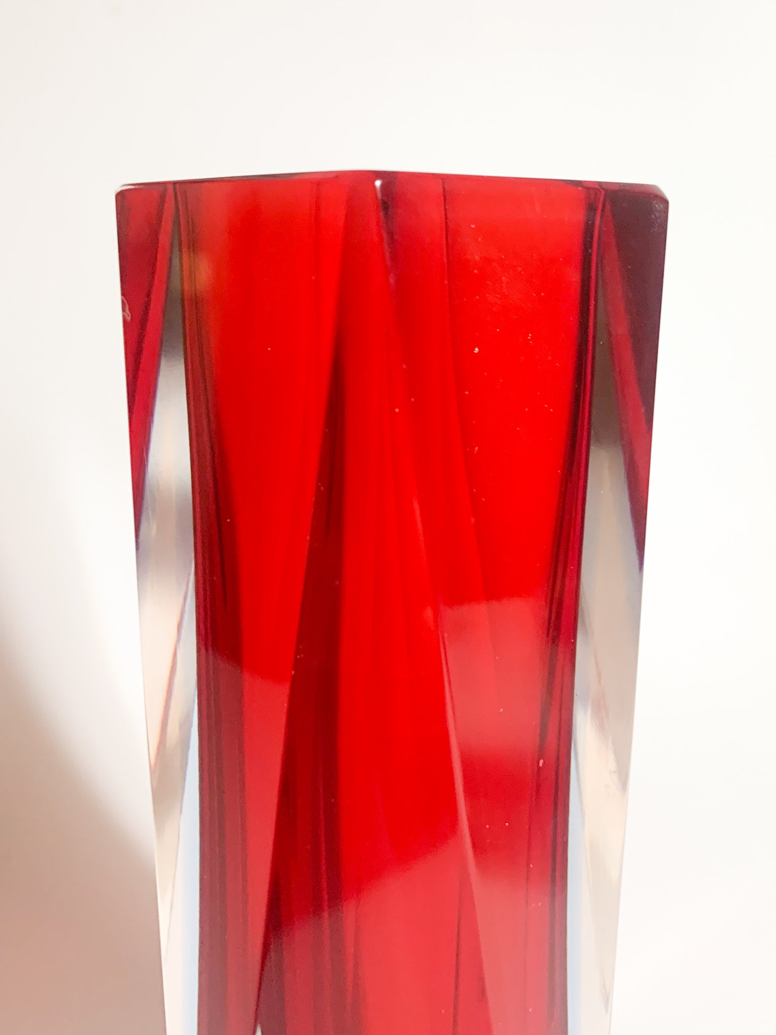 Vaso Geometrico in Vetro di Murano Rosso e Azzurro Attribuito a Flavio Poli Anni 60