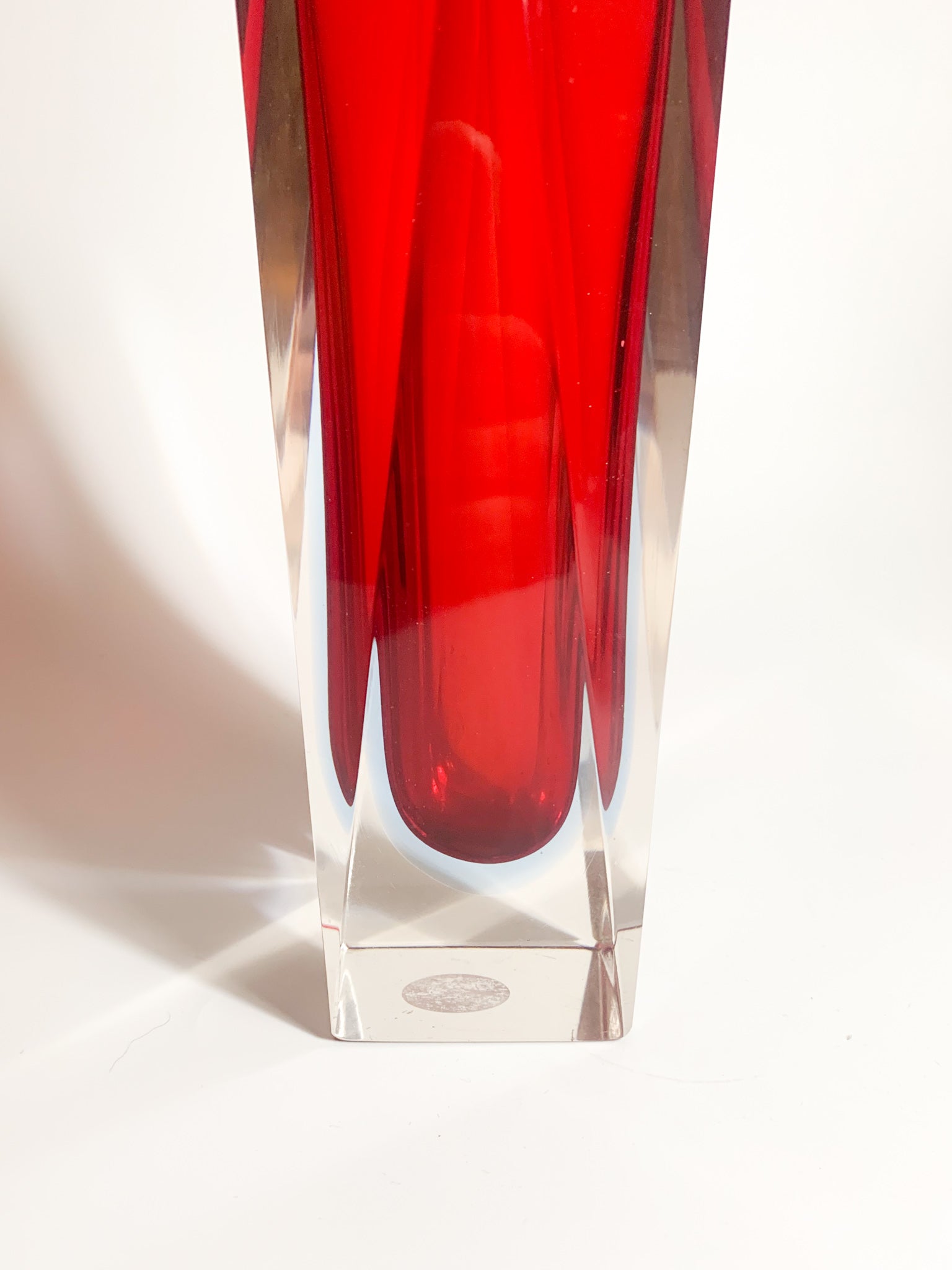 Vaso Geometrico in Vetro di Murano Rosso e Azzurro Attribuito a Flavio Poli Anni 60