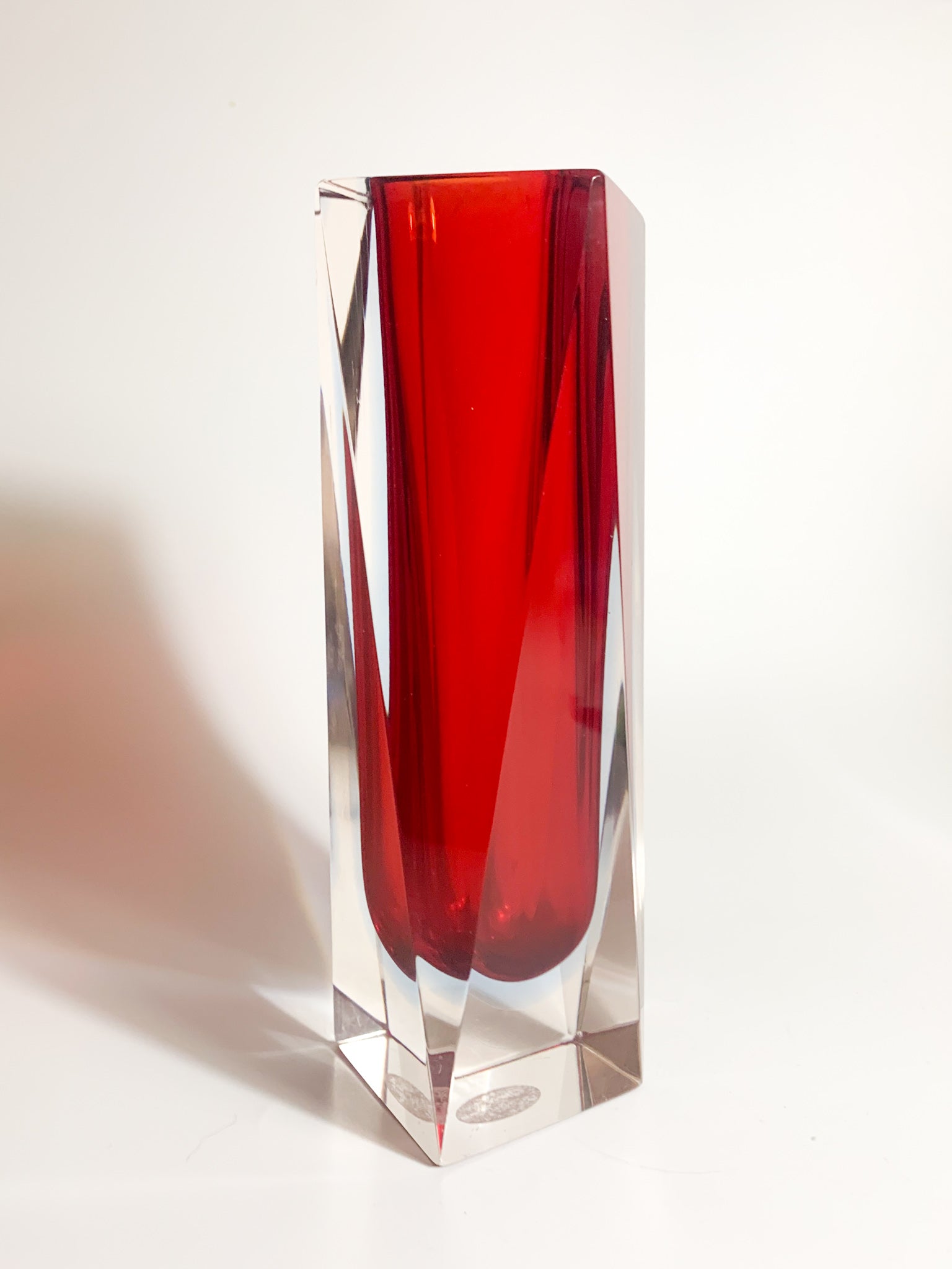 Vaso Geometrico in Vetro di Murano Rosso e Azzurro Attribuito a Flavio Poli Anni 60