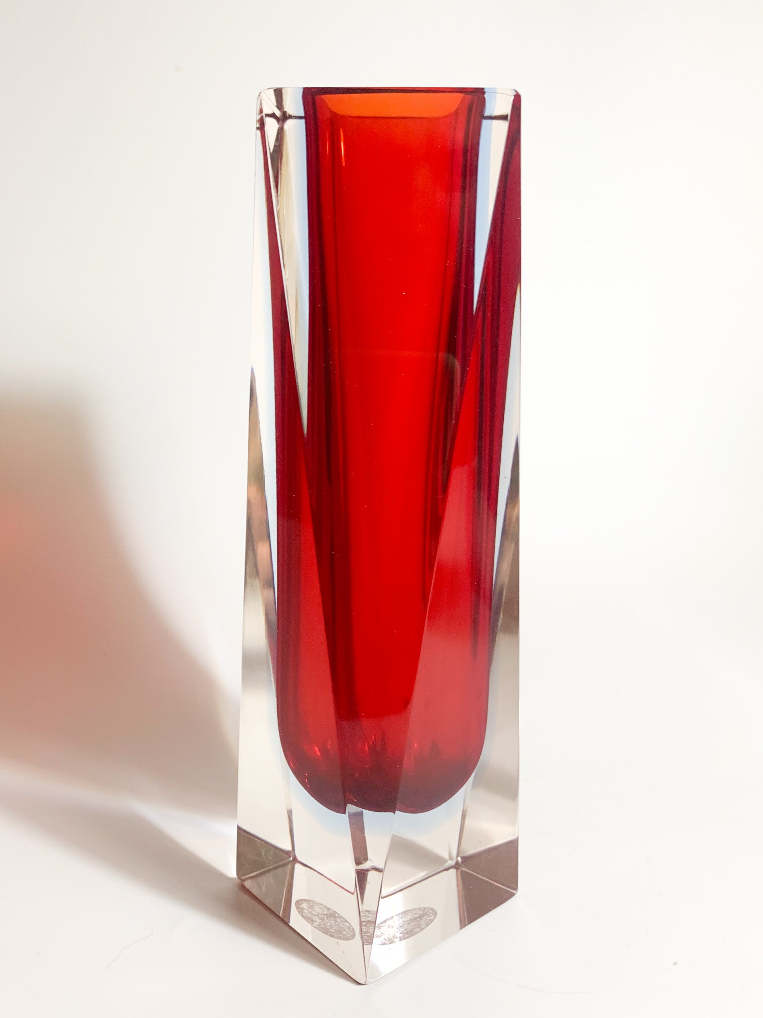 Vaso Geometrico in Vetro di Murano Rosso e Azzurro Attribuito a Flavio Poli Anni 60