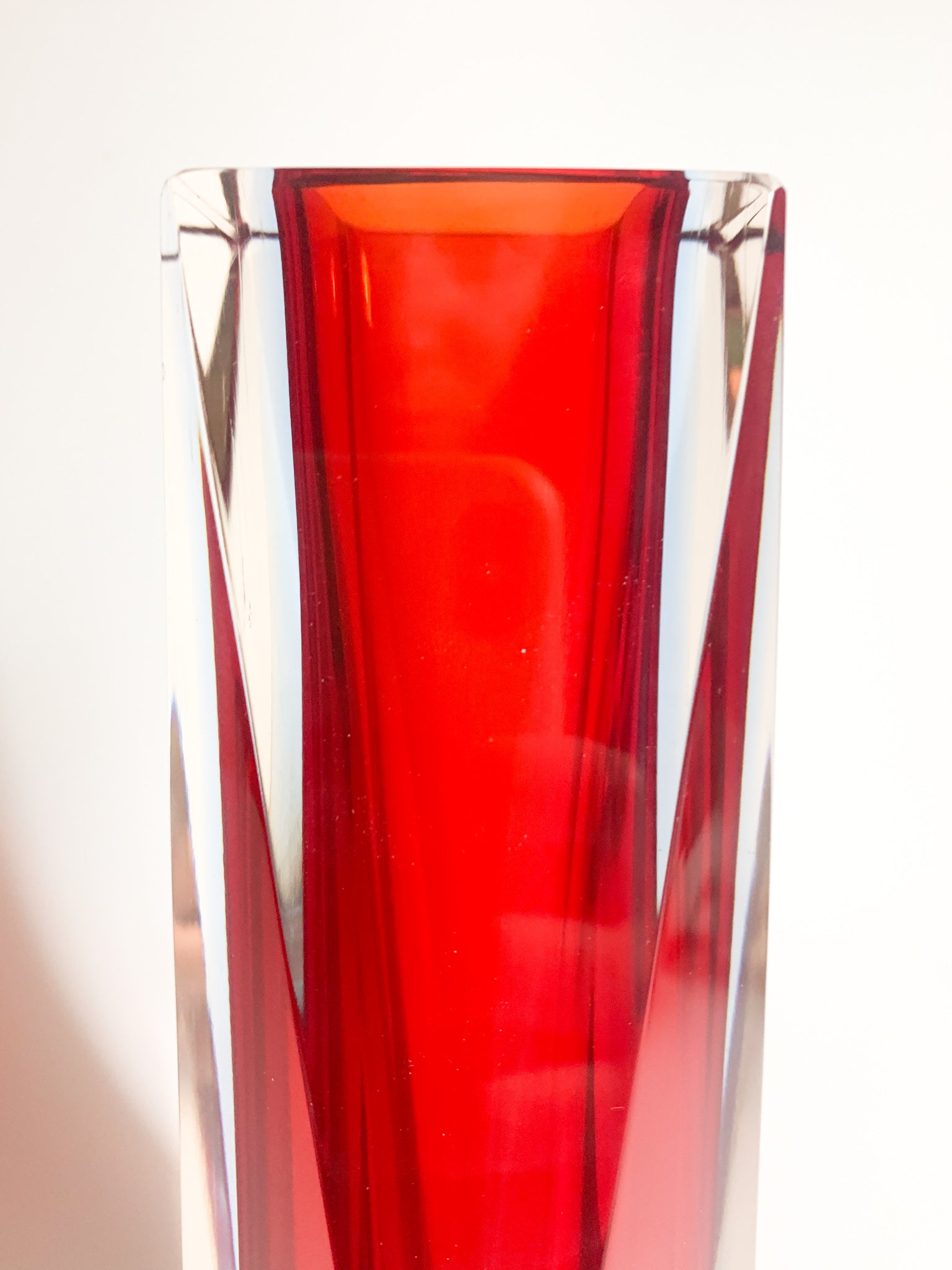 Vaso Geometrico in Vetro di Murano Rosso e Azzurro Attribuito a Flavio Poli Anni 60