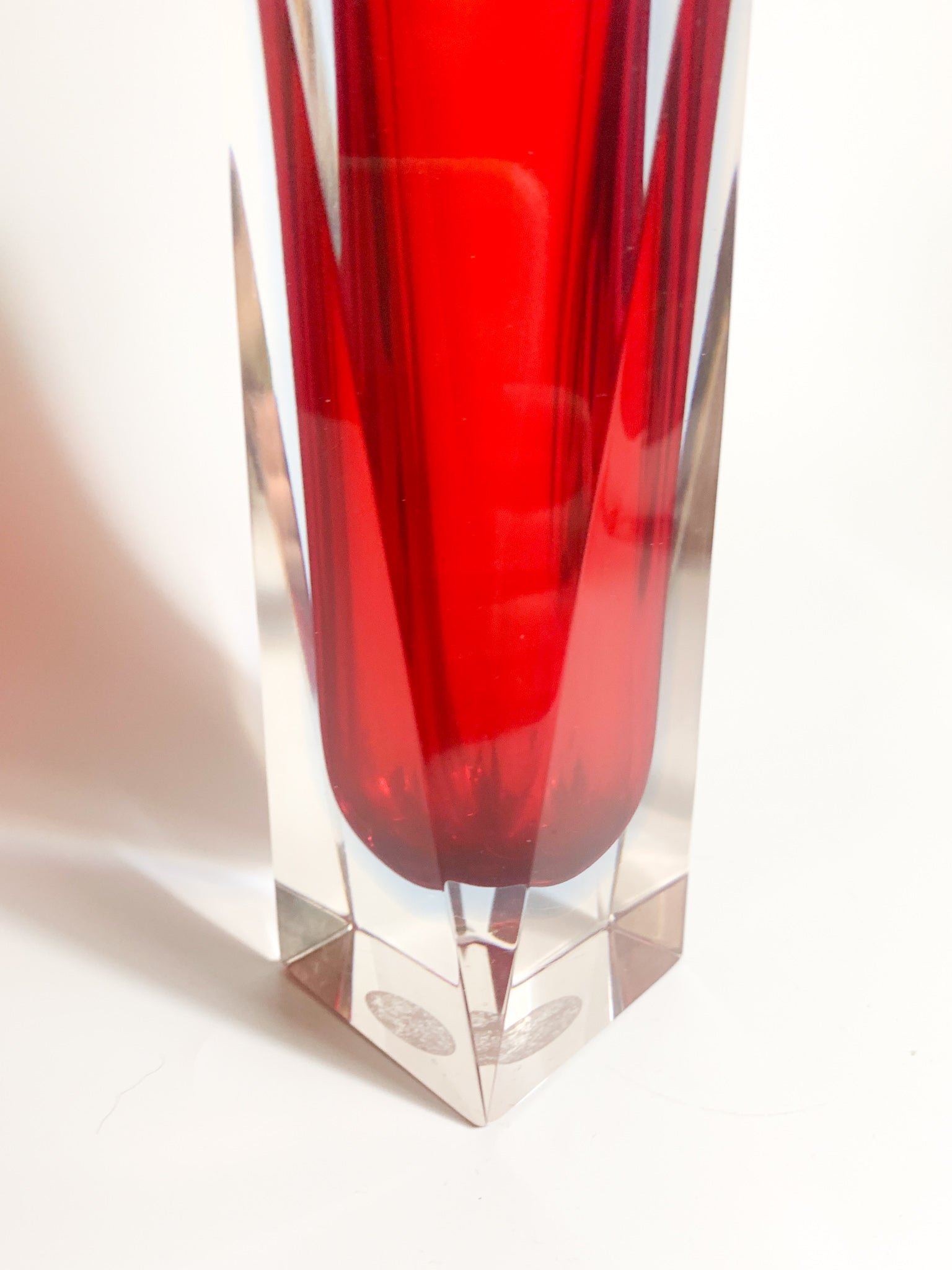 Vaso Geometrico in Vetro di Murano Rosso e Azzurro Attribuito a Flavio Poli Anni 60