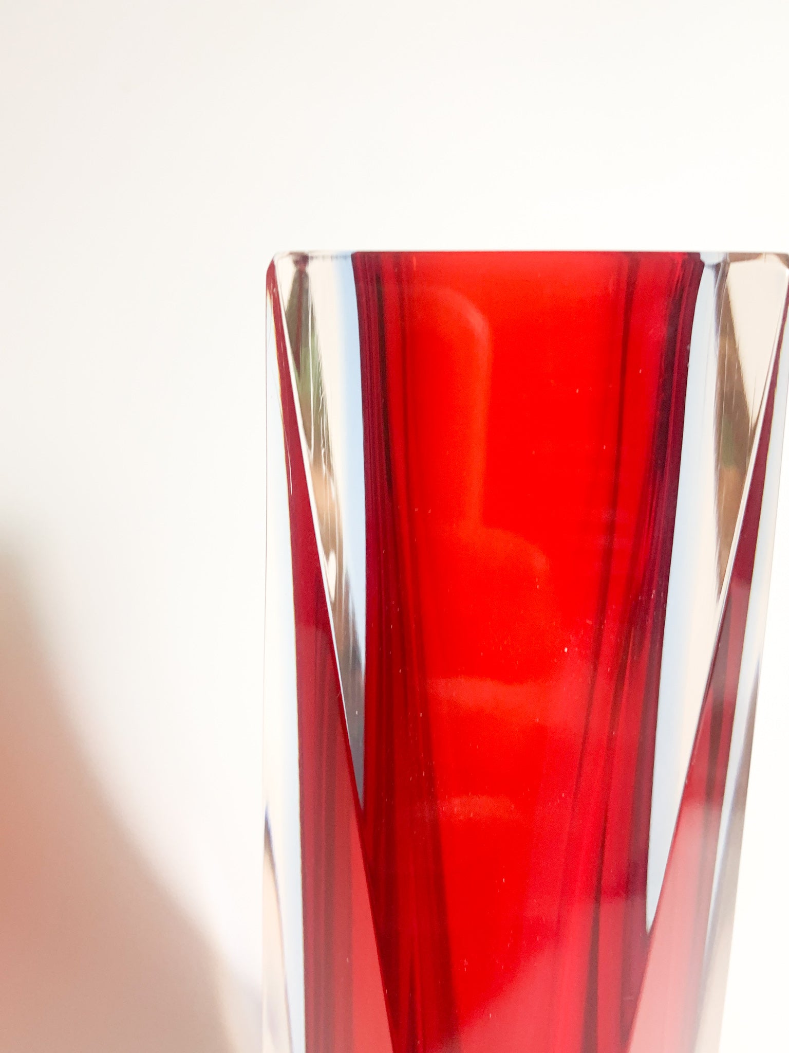 Vaso Geometrico in Vetro di Murano Rosso e Azzurro Attribuito a Flavio Poli Anni 60