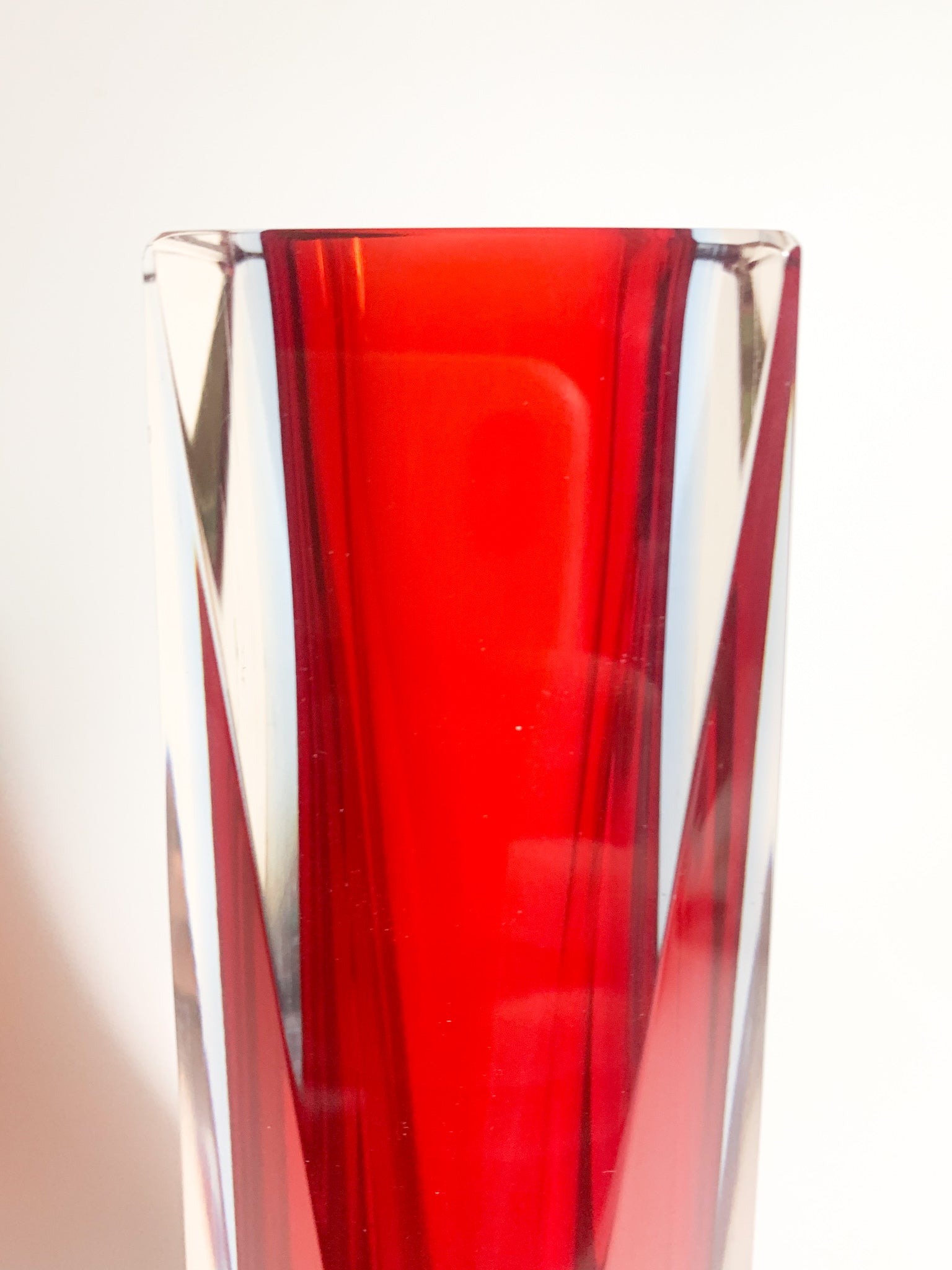 Vaso Geometrico in Vetro di Murano Rosso e Azzurro Attribuito a Flavio Poli Anni 60