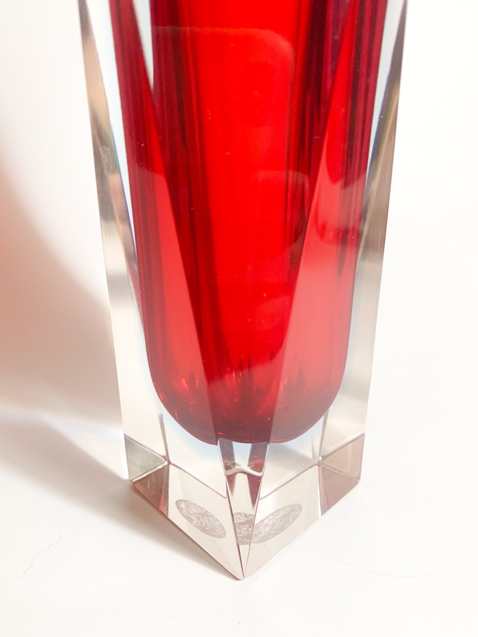 Vaso Geometrico in Vetro di Murano Rosso e Azzurro Attribuito a Flavio Poli Anni 60