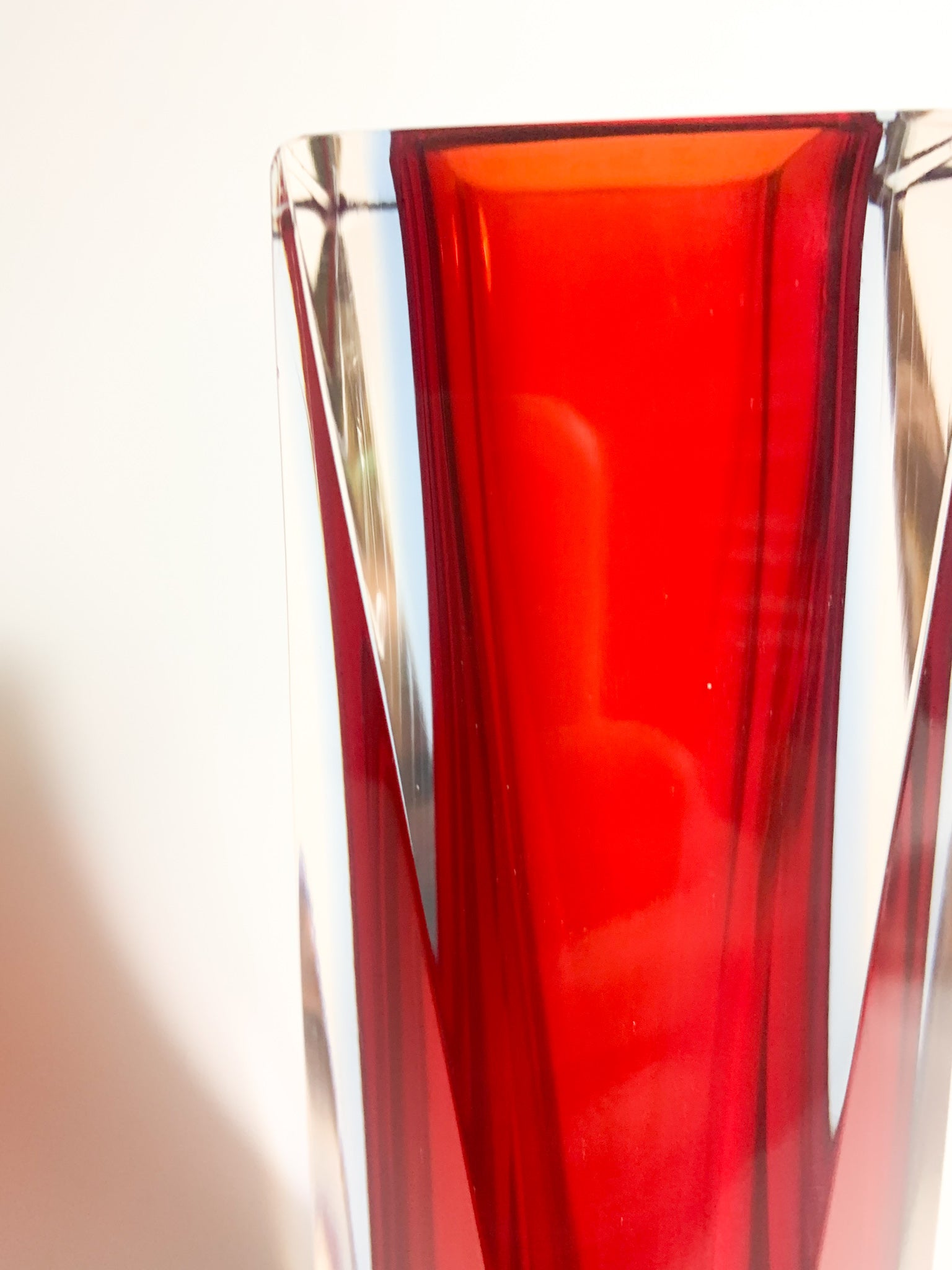 Vaso Geometrico in Vetro di Murano Rosso e Azzurro Attribuito a Flavio Poli Anni 60