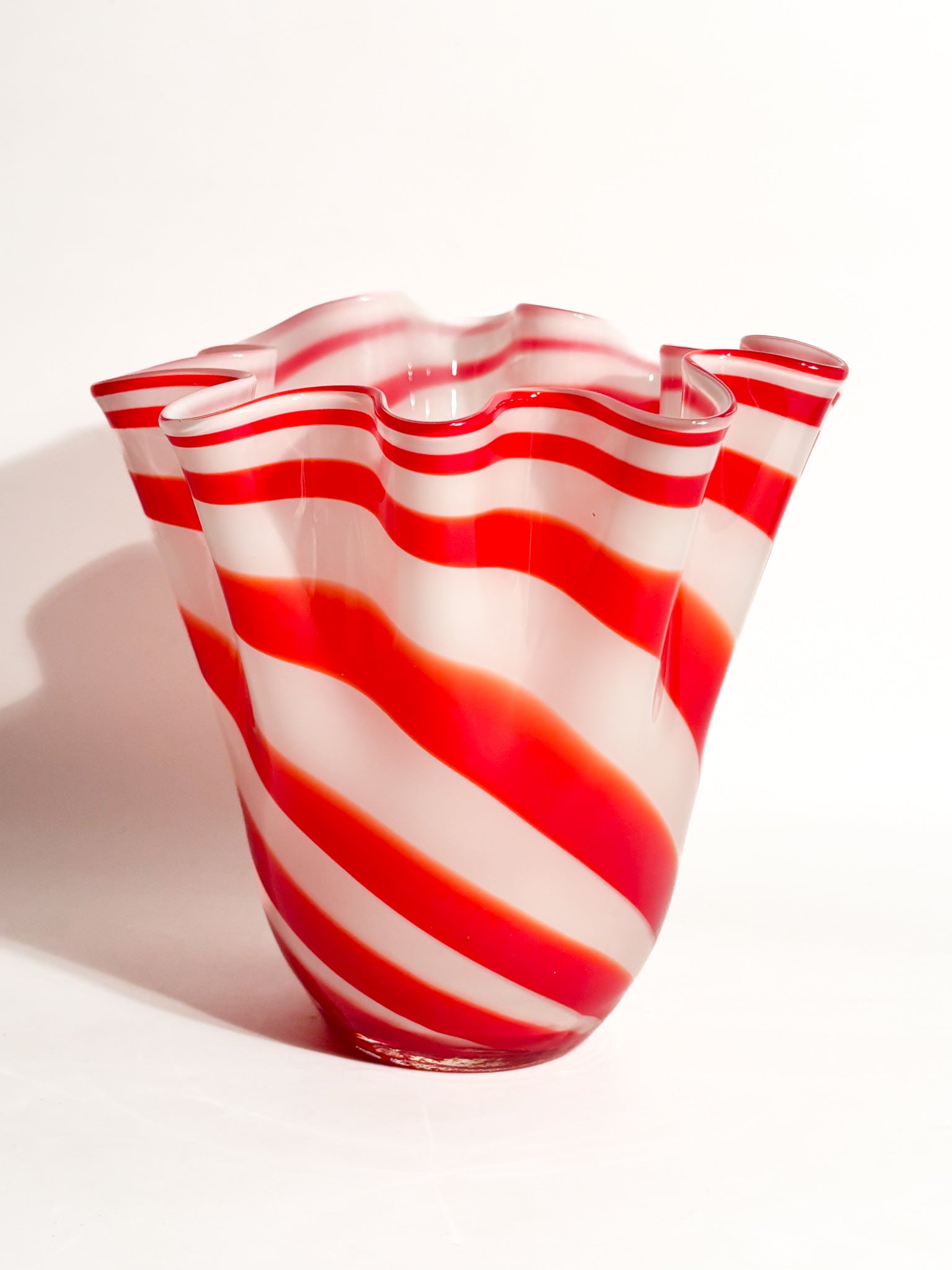 Vaso Fazzoletto in Vetro di Murano Bianco e Rosso Anni 80