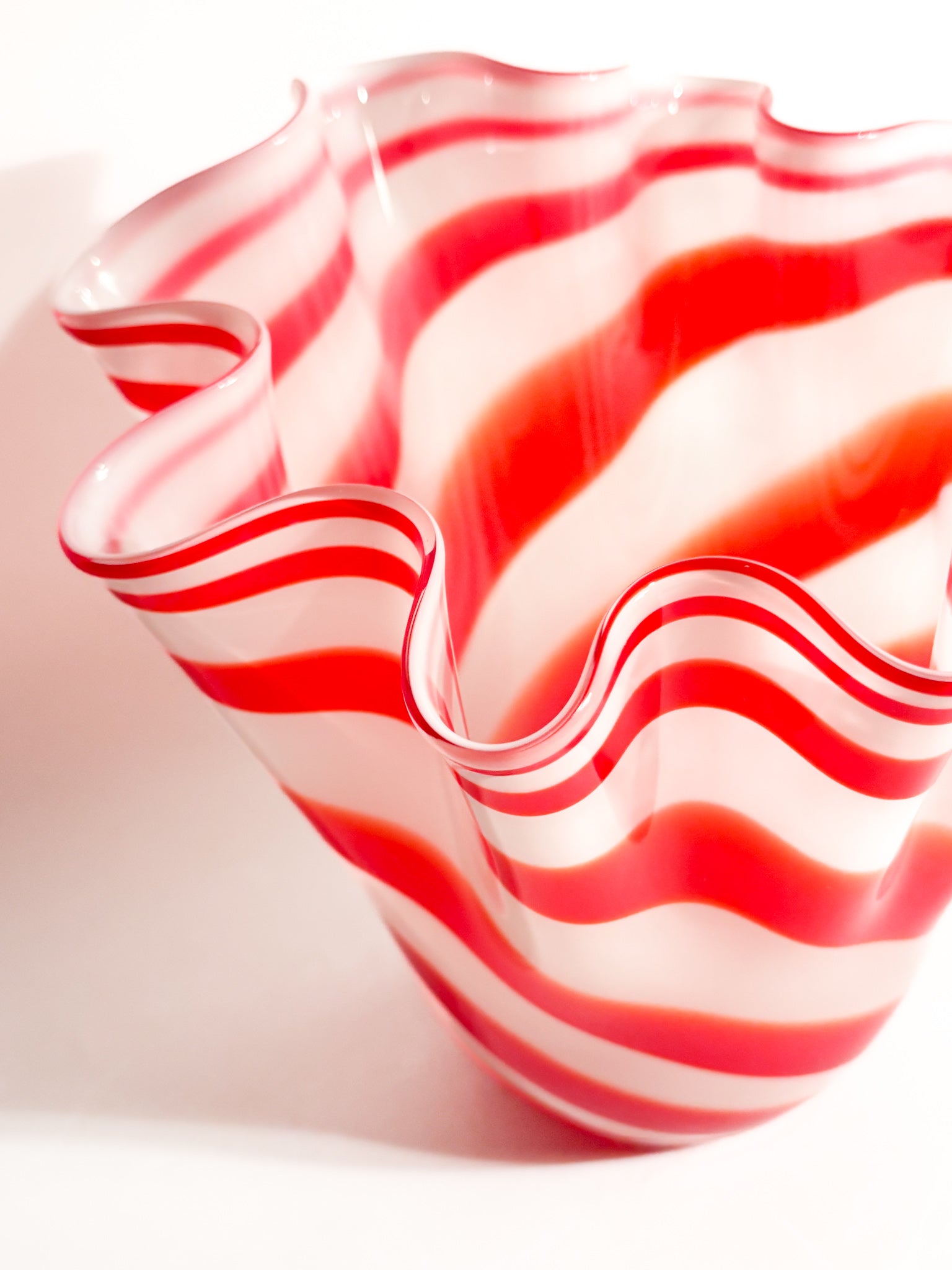 Vaso Fazzoletto in Vetro di Murano Bianco e Rosso Anni 80