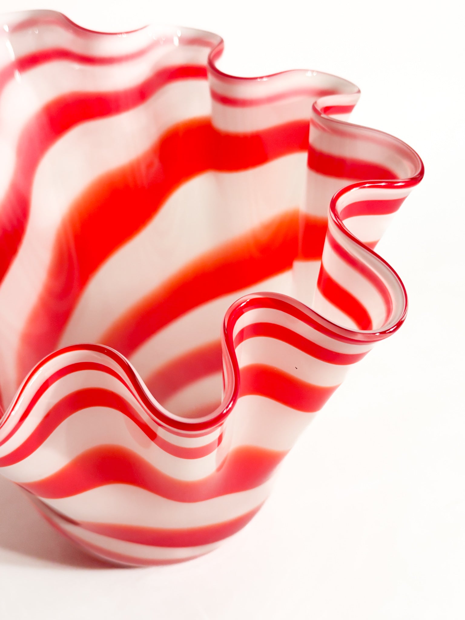 Vaso Fazzoletto in Vetro di Murano Bianco e Rosso Anni 80