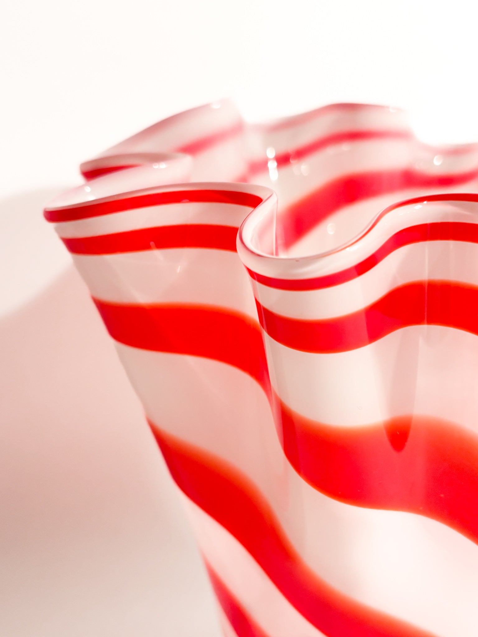 Vaso Fazzoletto in Vetro di Murano Bianco e Rosso Anni 80