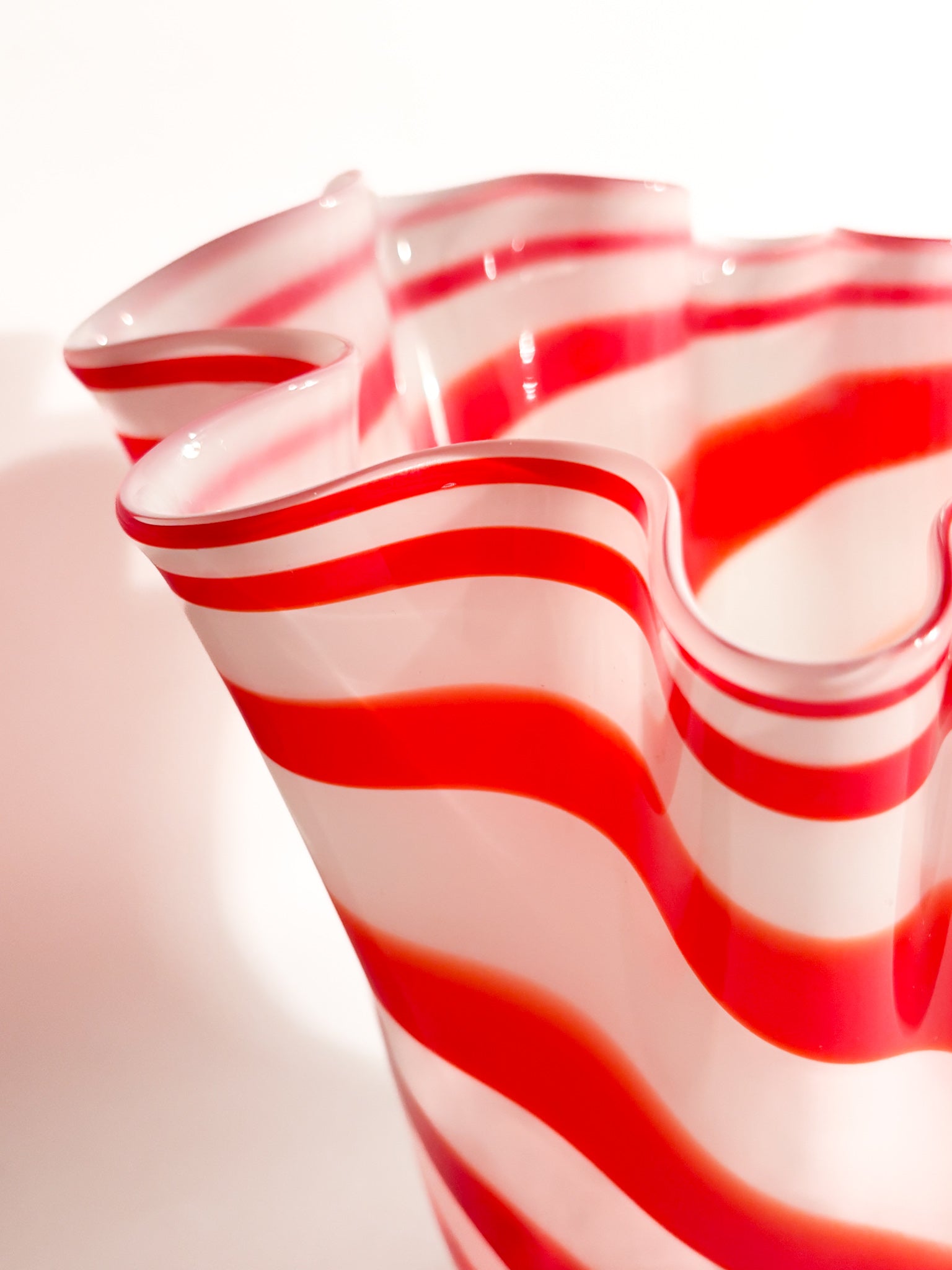 Vaso Fazzoletto in Vetro di Murano Bianco e Rosso Anni 80