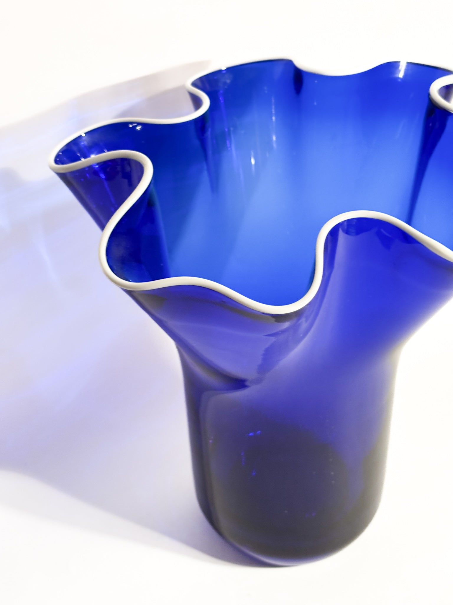 Vaso Fazzoletto in Vetro di Murano Blu e Bianco Anni 80