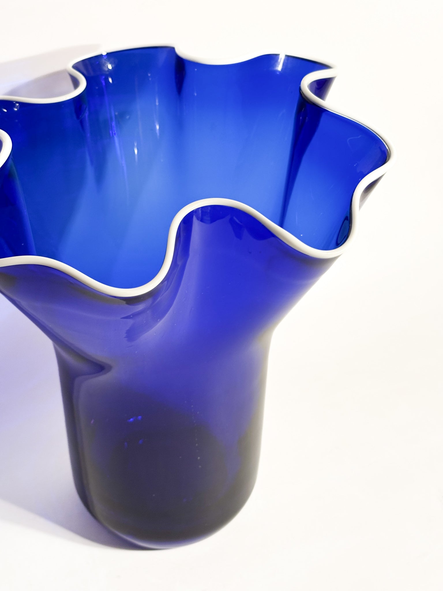 Vaso Fazzoletto in Vetro di Murano Blu e Bianco Anni 80
