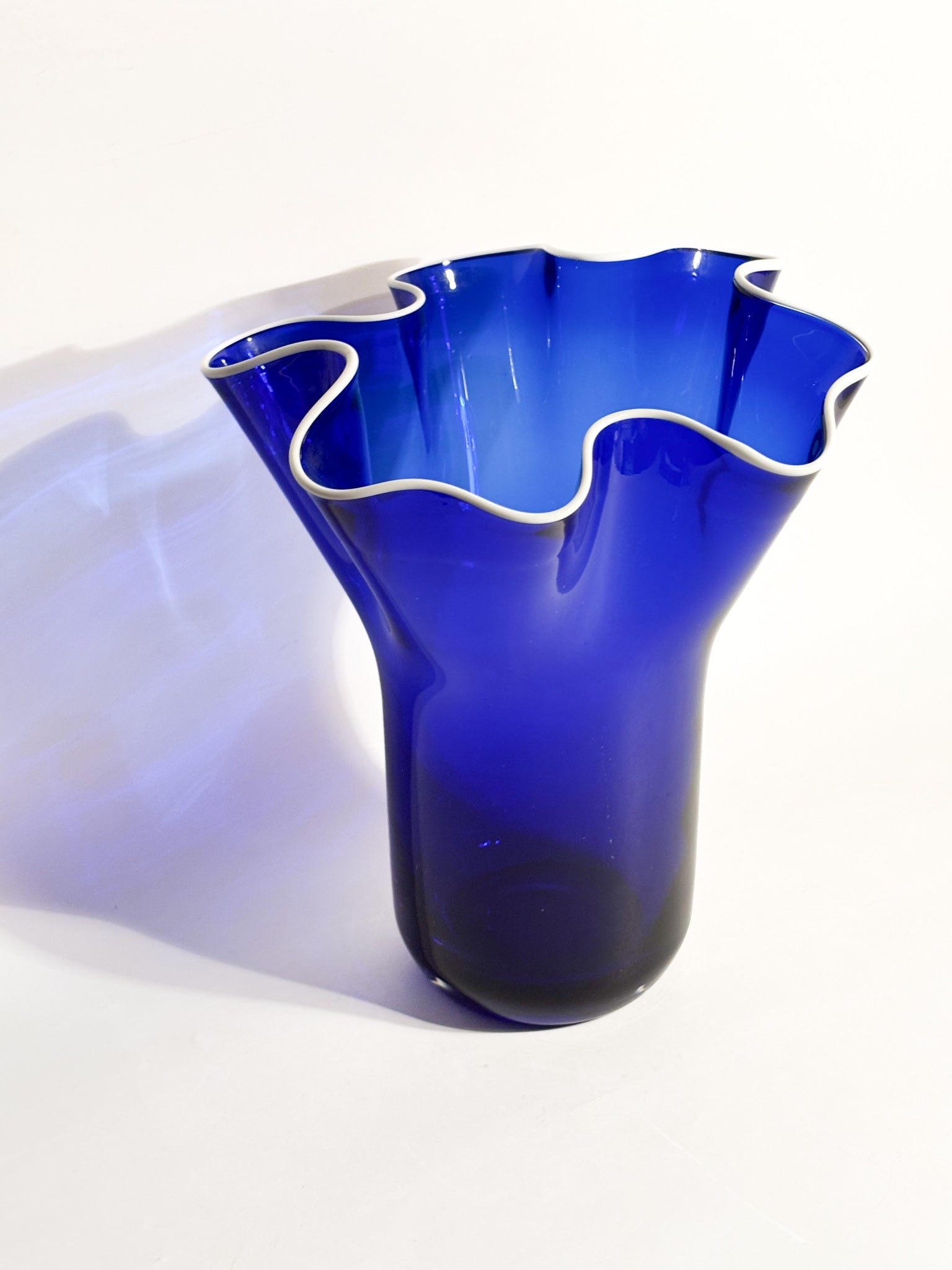 Vaso Fazzoletto in Vetro di Murano Blu e Bianco Anni 80