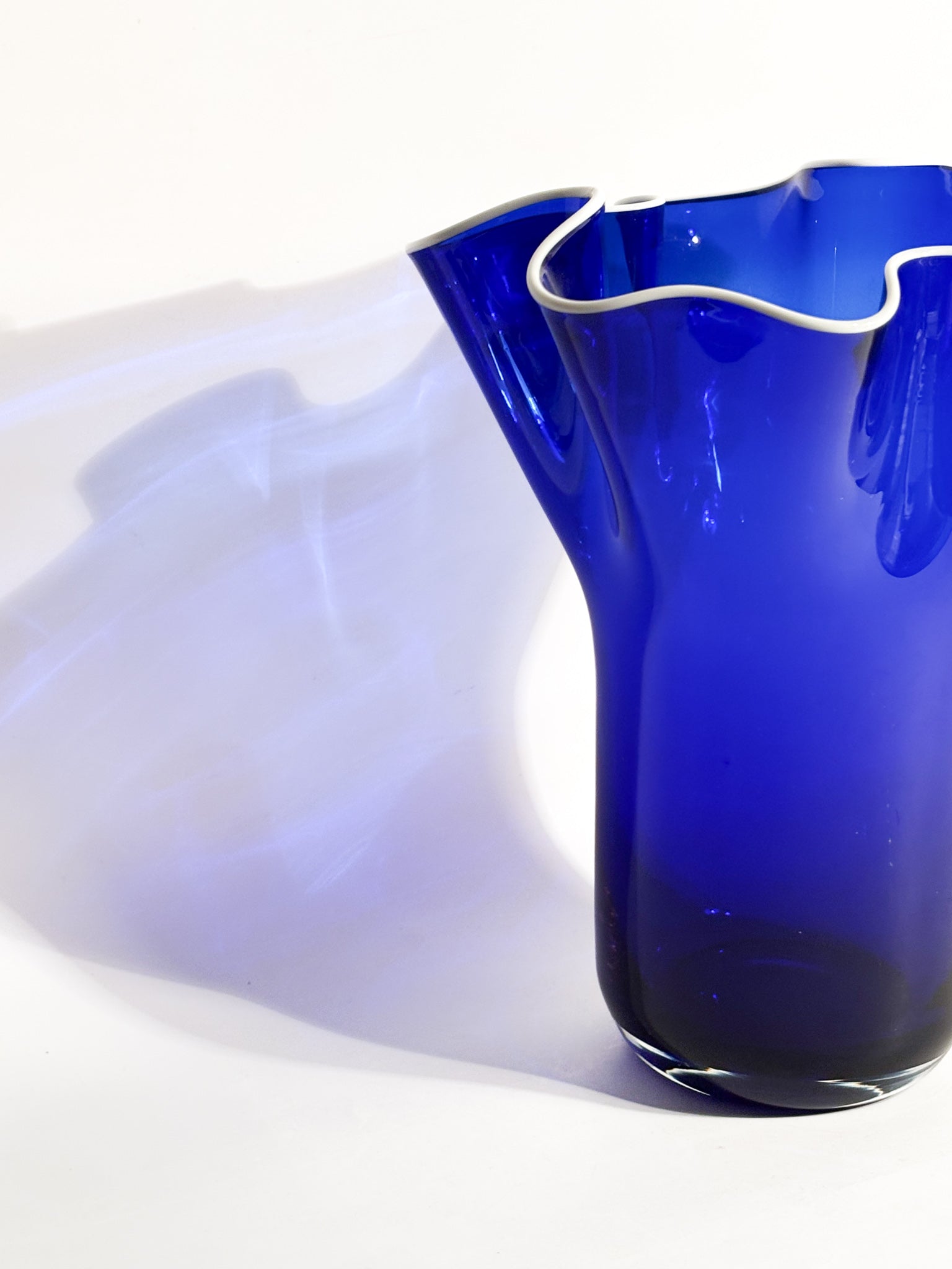 Vaso Fazzoletto in Vetro di Murano Blu e Bianco Anni 80