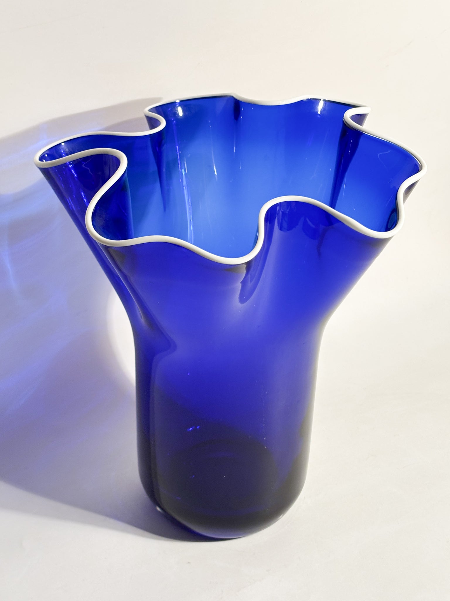 Vaso Fazzoletto in Vetro di Murano Blu e Bianco Anni 80