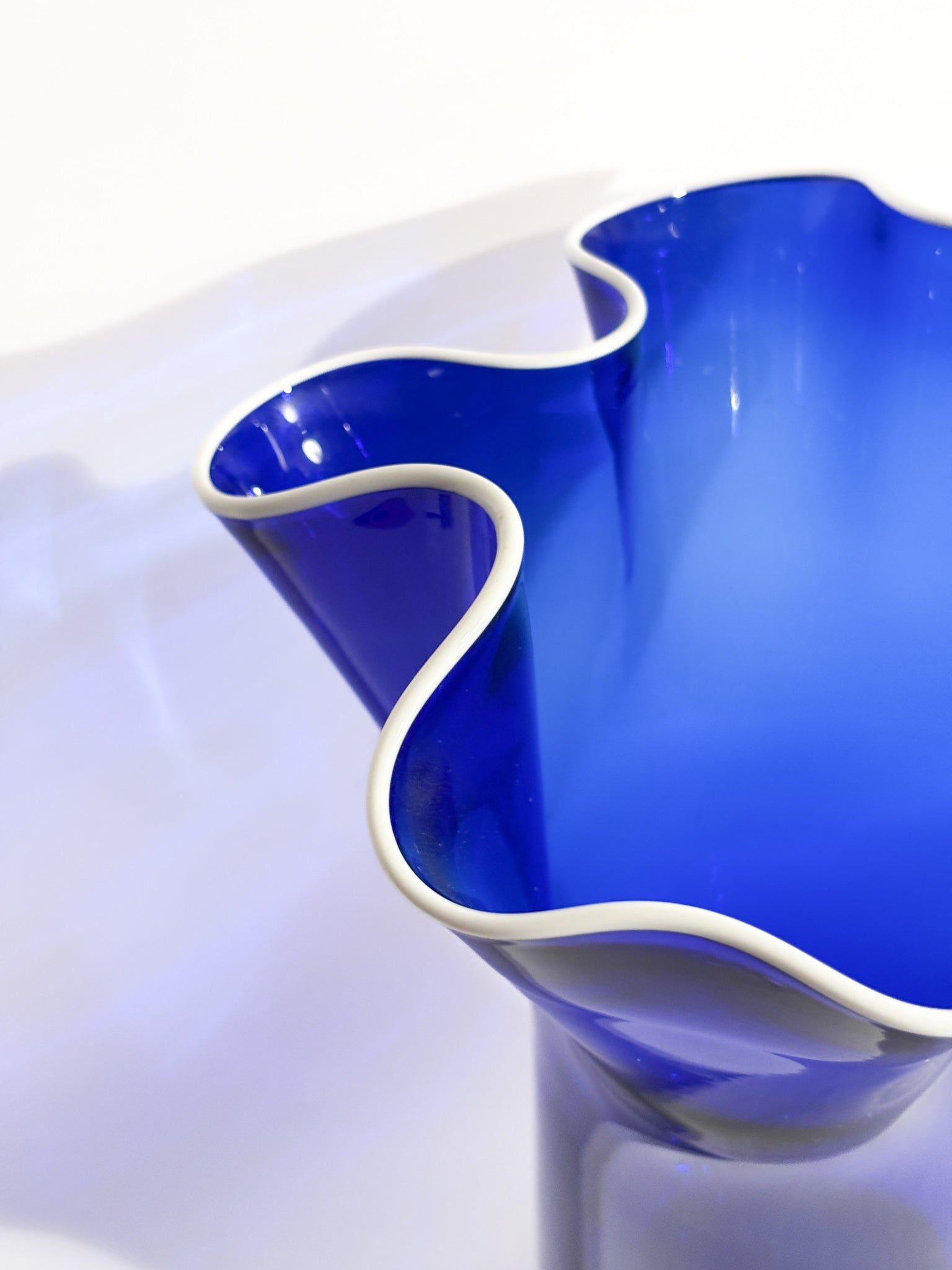 Vaso Fazzoletto in Vetro di Murano Blu e Bianco Anni 80