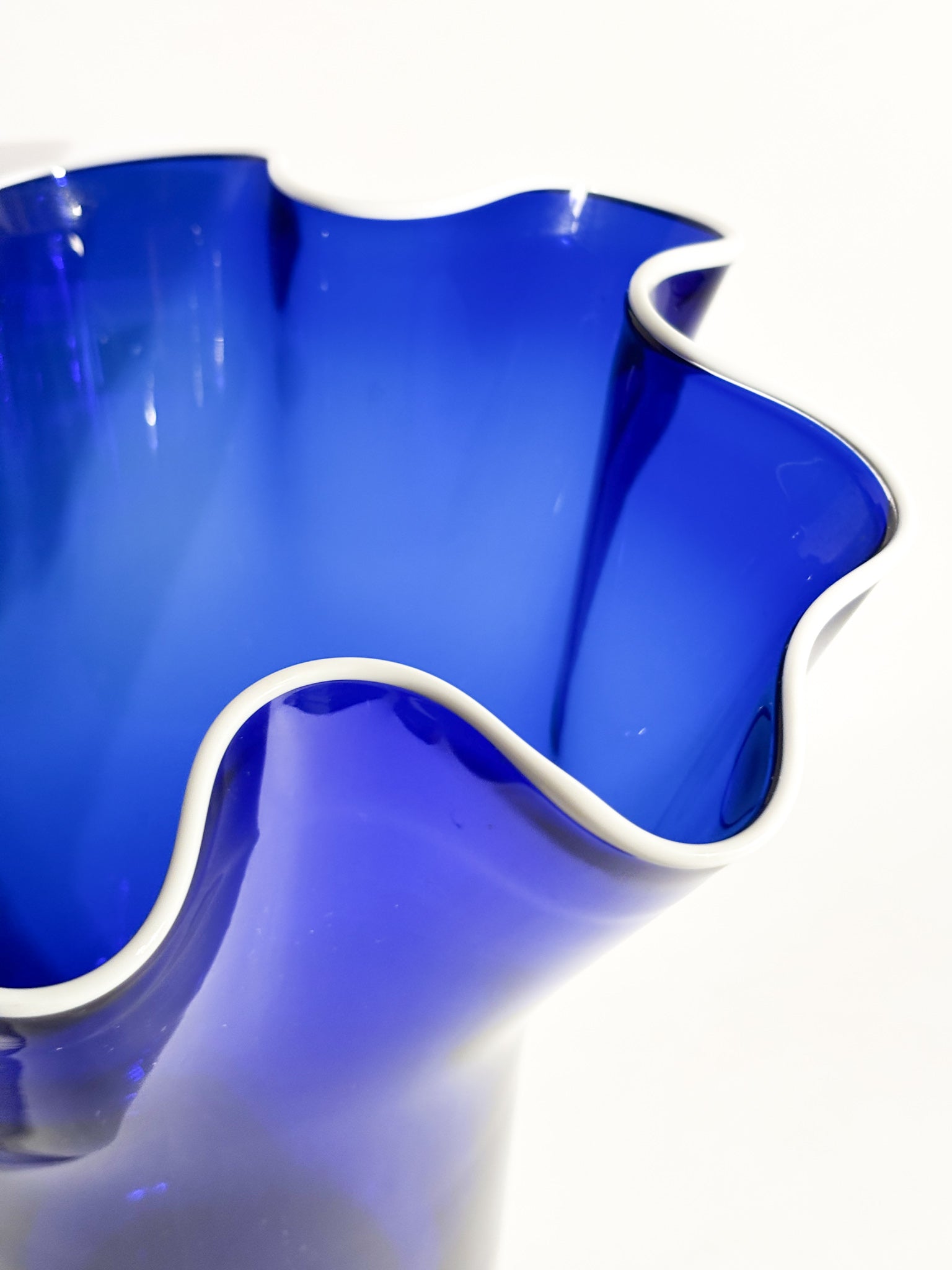 Vaso Fazzoletto in Vetro di Murano Blu e Bianco Anni 80