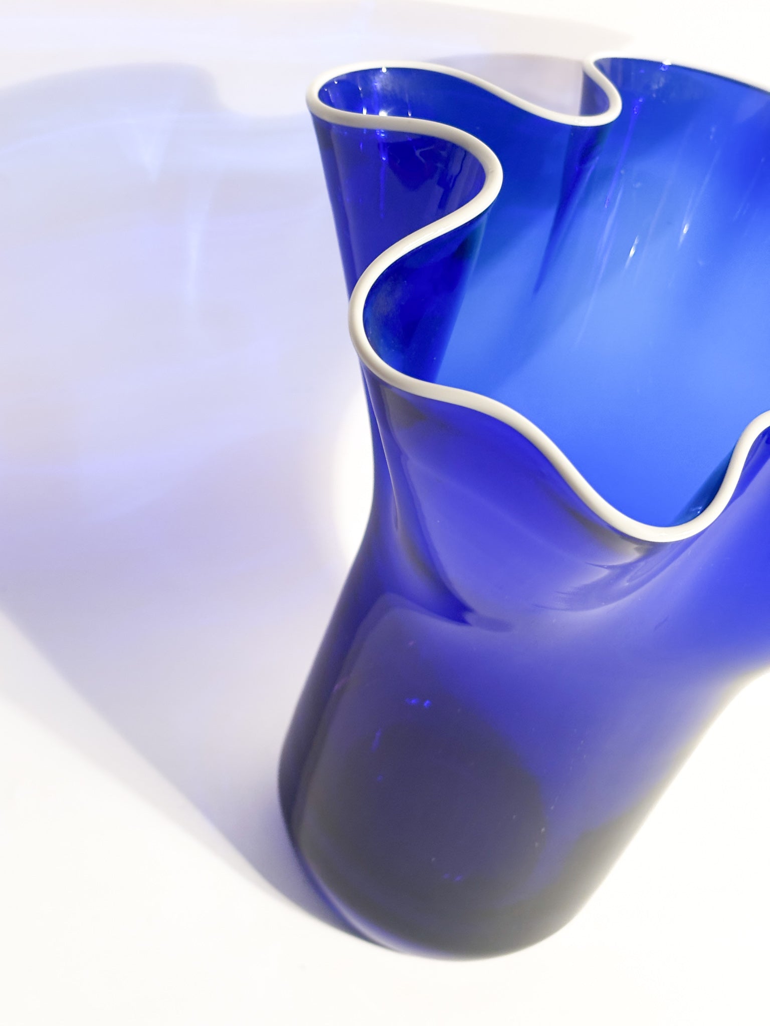 Vaso Fazzoletto in Vetro di Murano Blu e Bianco Anni 80