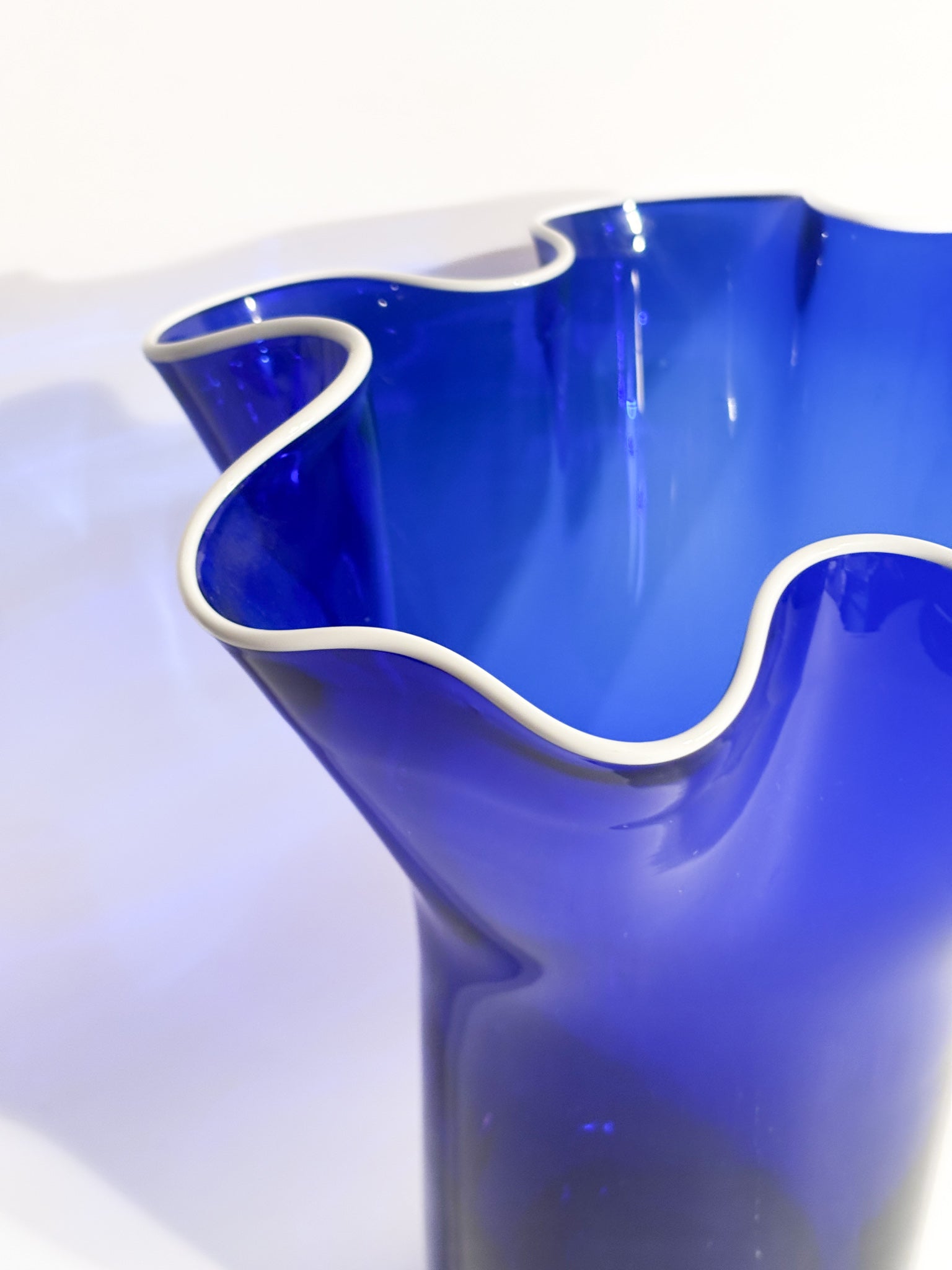 Vaso Fazzoletto in Vetro di Murano Blu e Bianco Anni 80