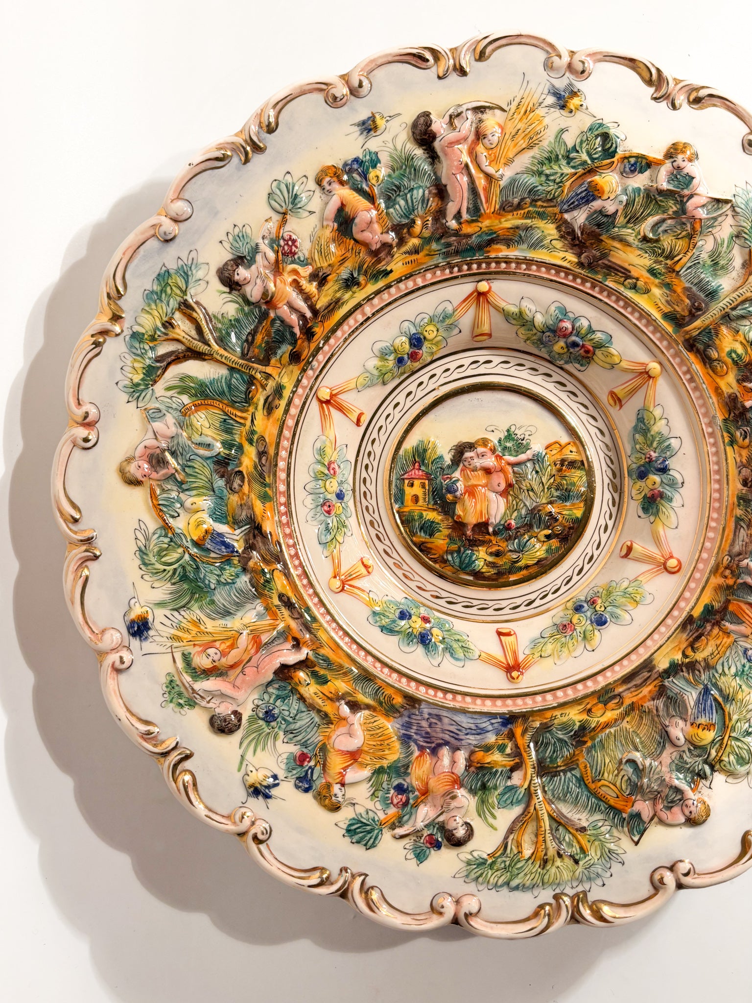Porcellane d'Arte Capodimonte アート Large Plate in Capodimonte Porcelain Hand-Painted and Worked in Relief
