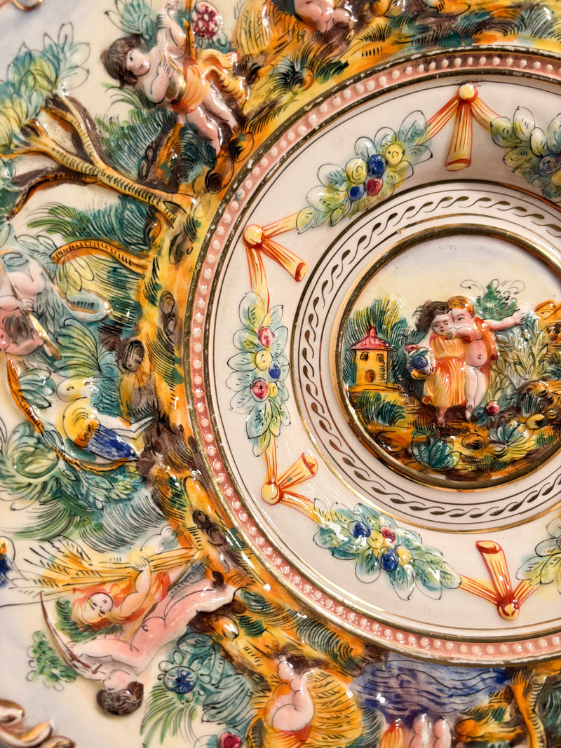 Piatto Grande in Porcellana di Capodimonte Dipinta a Mano e Lavorata in Rilievo Anni 50
