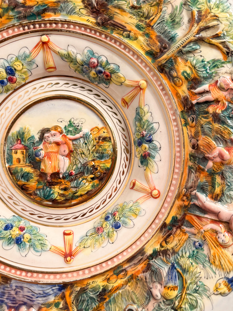 Piatto Grande in Porcellana di Capodimonte Dipinta a Mano e Lavorata in Rilievo Anni 50