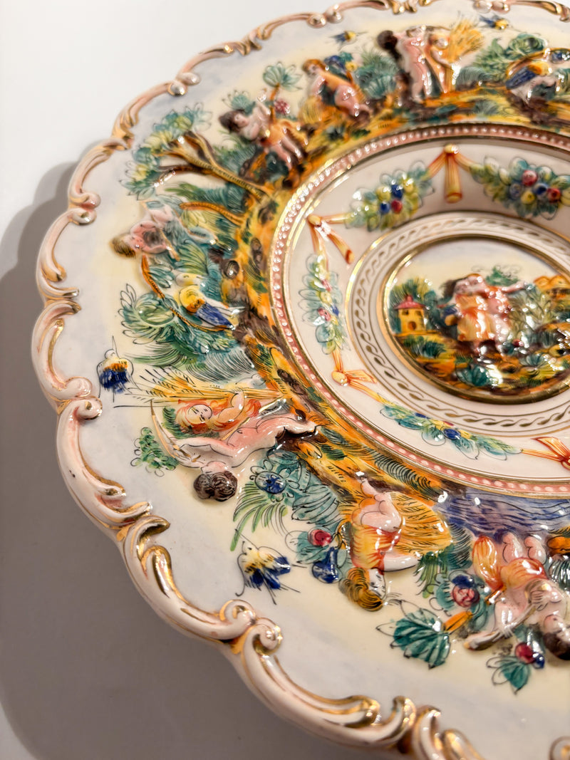 Piatto Grande in Porcellana di Capodimonte Dipinta a Mano e Lavorata in Rilievo Anni 50