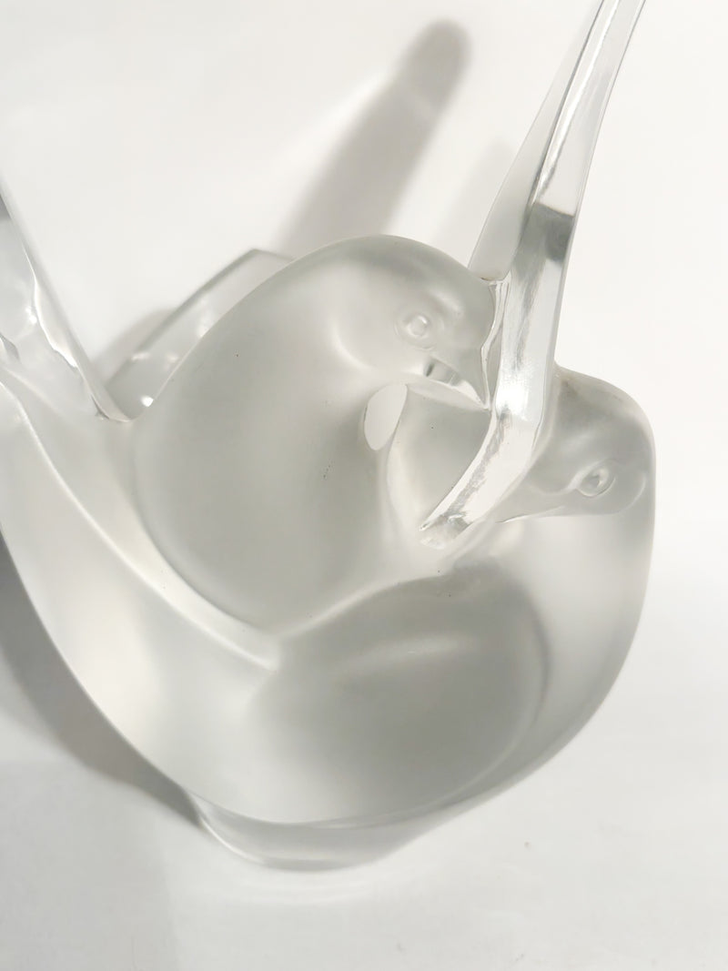 Vaso in Cristallo di Lalique "Sylvie" con Due Colombe Intrecciate Anni 80