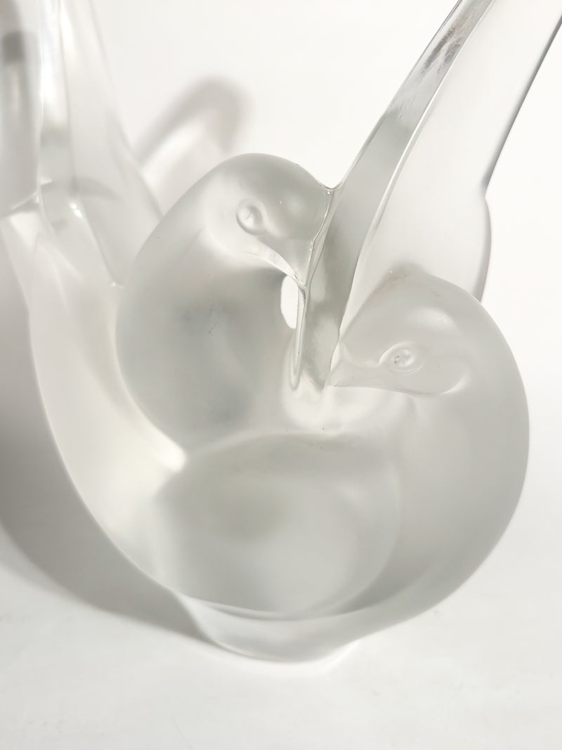 Vaso in Cristallo di Lalique "Sylvie" con Due Colombe Intrecciate Anni 80