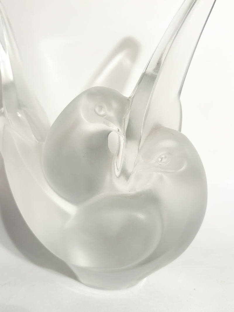 Vaso in Cristallo di Lalique "Sylvie" con Due Colombe Intrecciate Anni 80