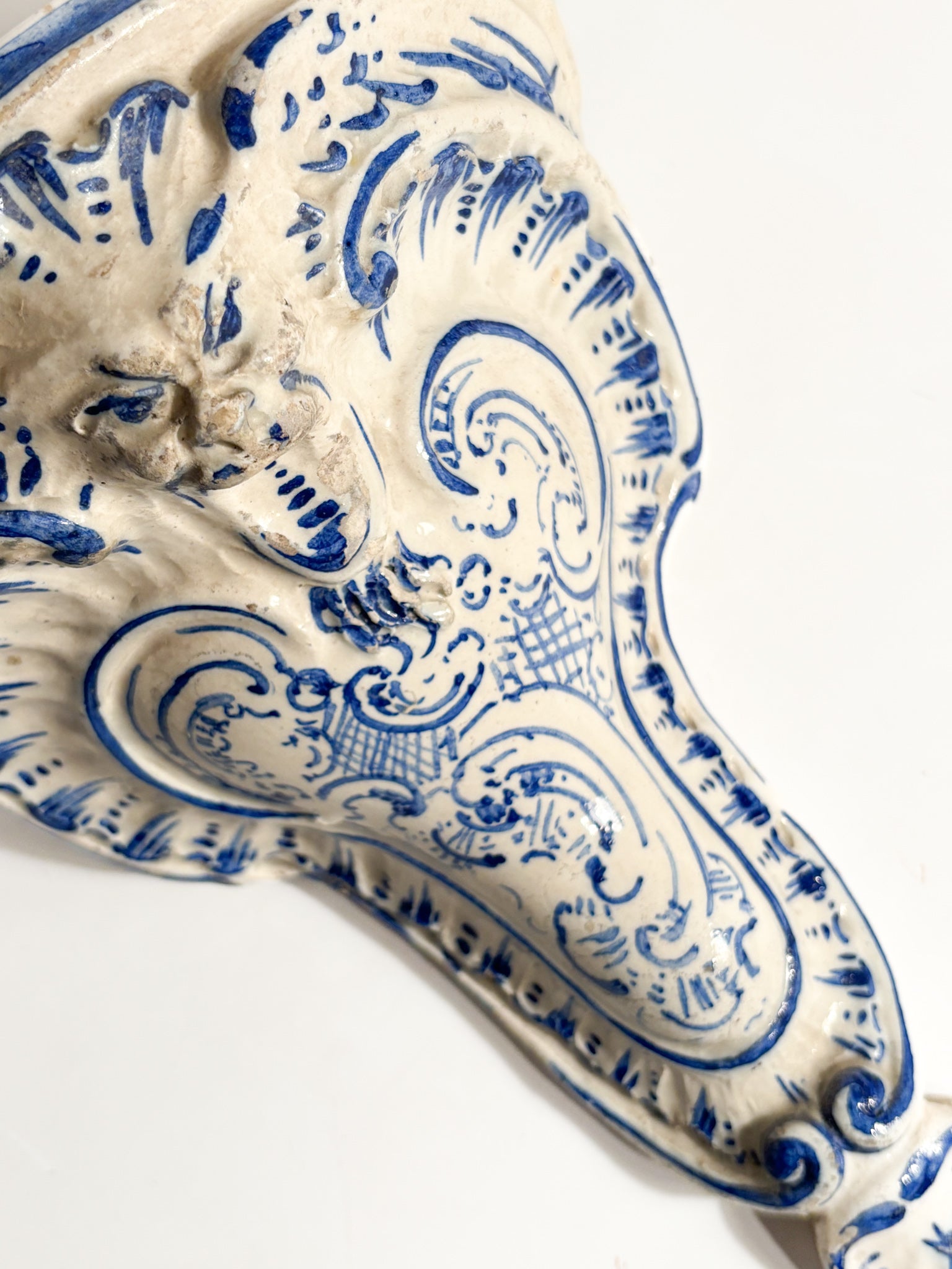 Wall Shelf in White and Blue Italian Ceramic Early Twentieth Century