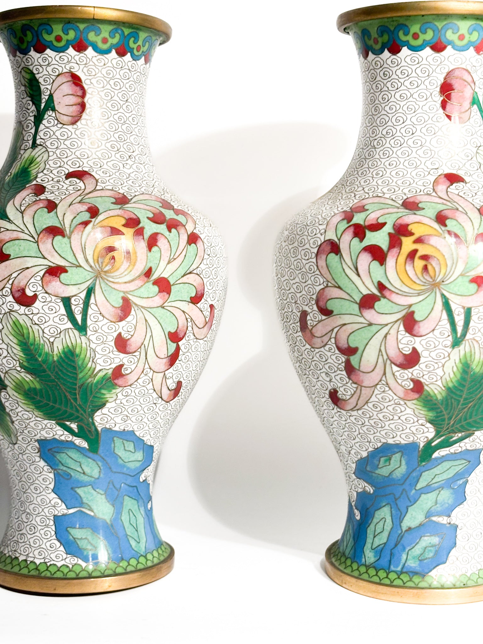 Coppia di Vasi Cinesi Cloisonné con Motivi Floreali e Colibrì Anni 50